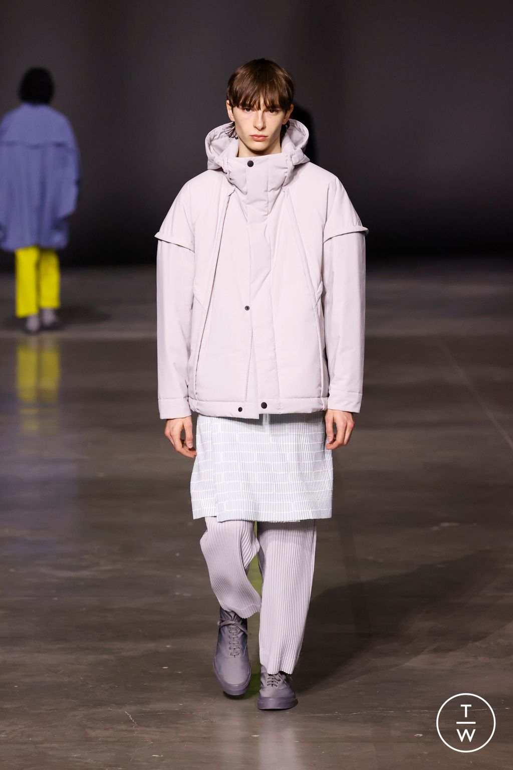 Fashion Week Paris Fall/Winter 2023 look 16 from the HOMME PLISSÉ ISSEY MIYAKE collection menswear