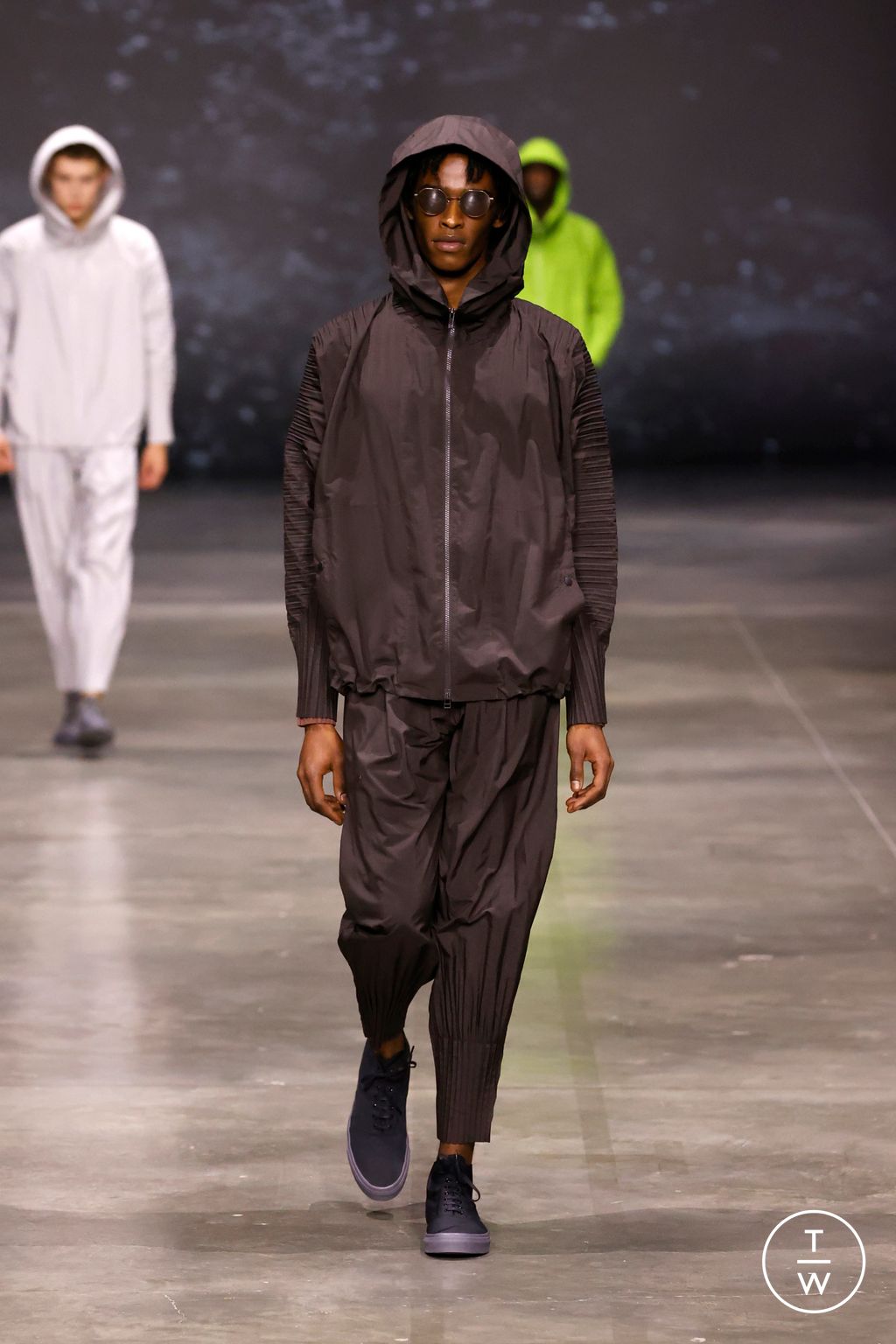 Fashion Week Paris Fall/Winter 2023 look 19 from the HOMME PLISSÉ ISSEY MIYAKE collection menswear