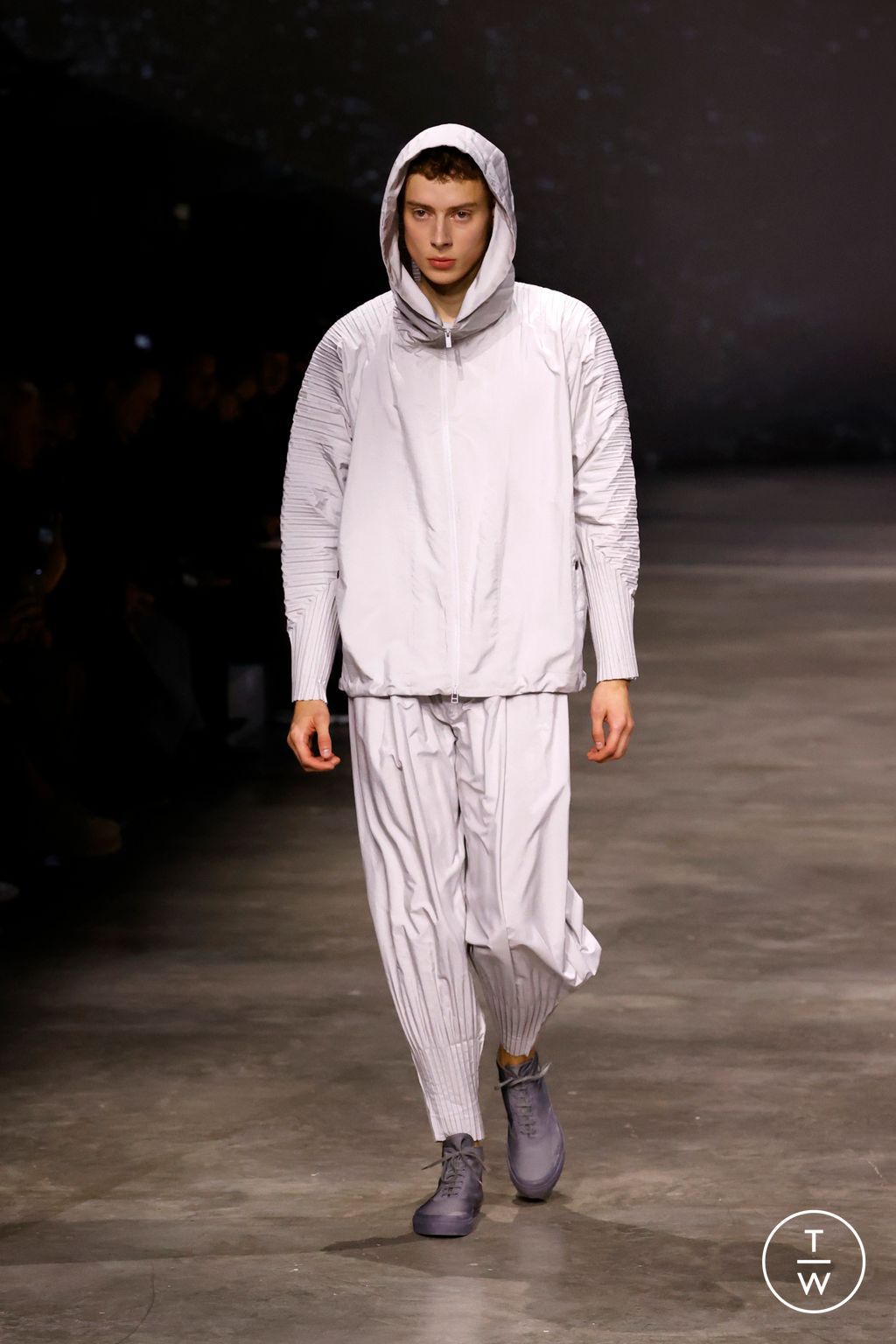 Fashion Week Paris Fall/Winter 2023 look 20 from the HOMME PLISSÉ ISSEY MIYAKE collection menswear