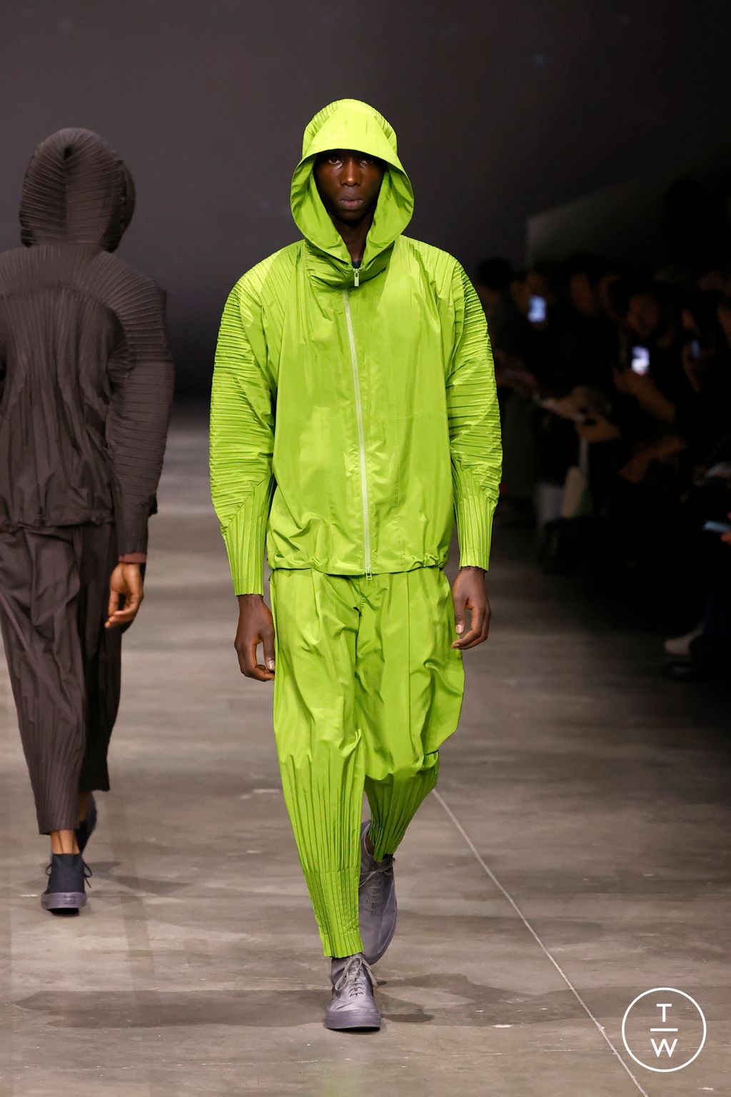 Fashion Week Paris Fall/Winter 2023 look 21 from the HOMME PLISSÉ ISSEY MIYAKE collection menswear