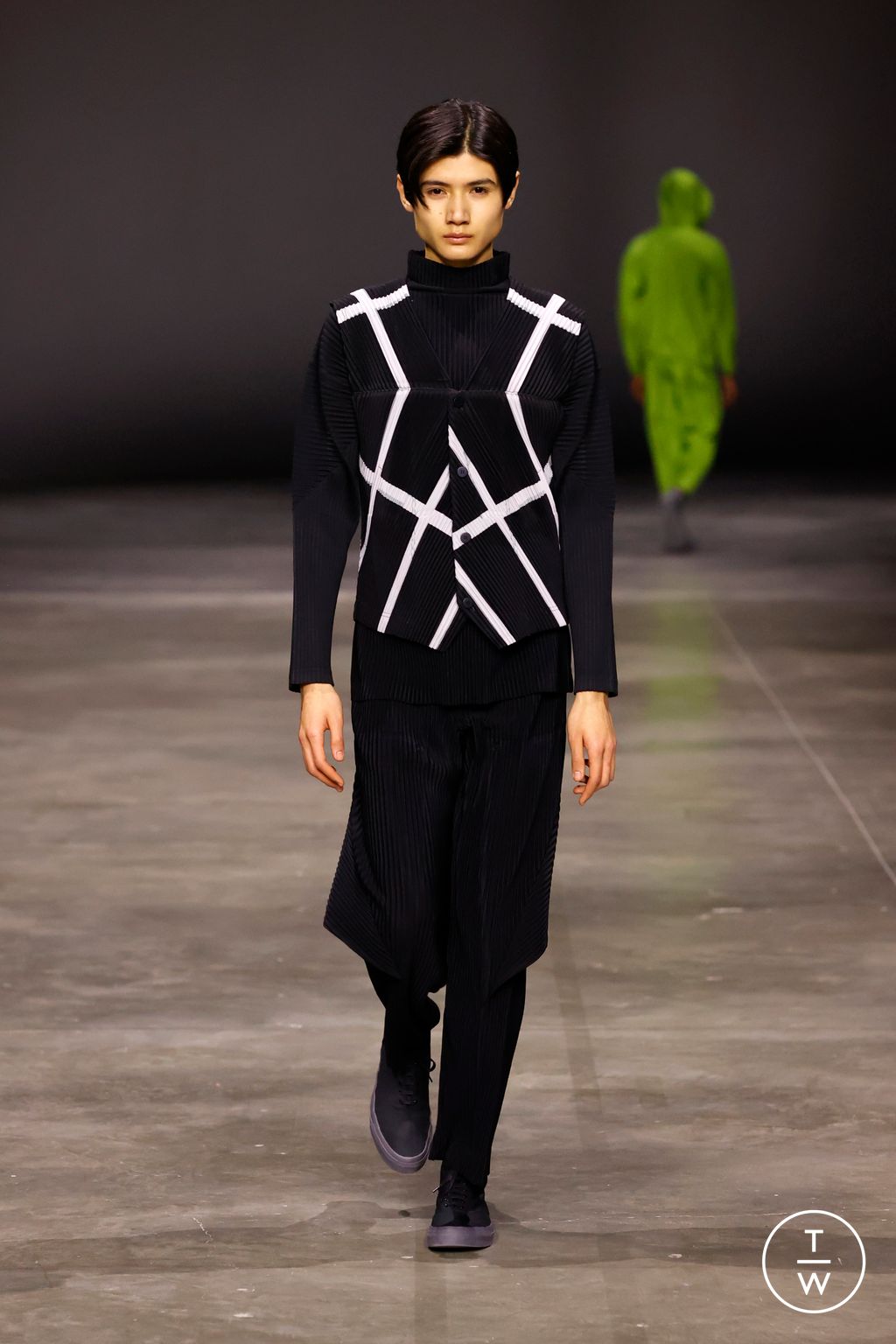Fashion Week Paris Fall/Winter 2023 look 22 from the HOMME PLISSÉ ISSEY MIYAKE collection menswear