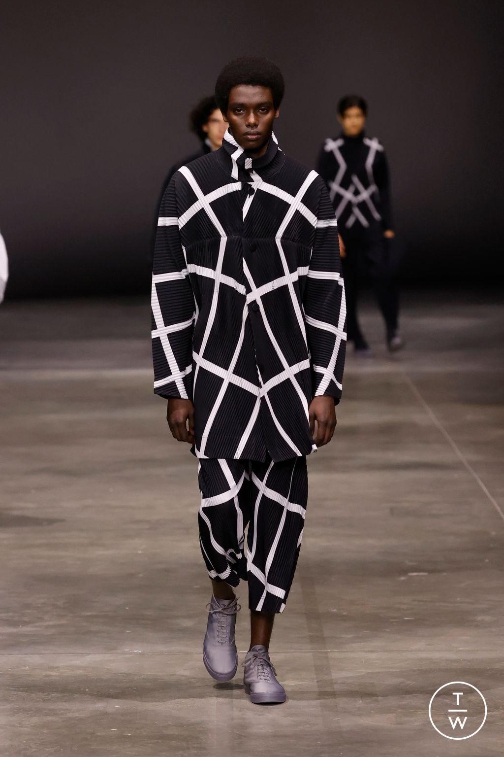 Fashion Week Paris Fall/Winter 2023 look 23 from the HOMME PLISSÉ ISSEY MIYAKE collection menswear