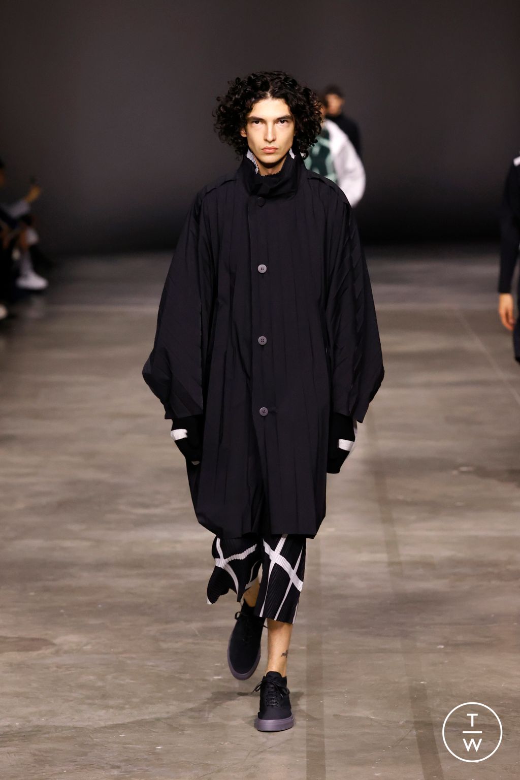 Fashion Week Paris Fall/Winter 2023 look 24 from the HOMME PLISSÉ ISSEY MIYAKE collection menswear
