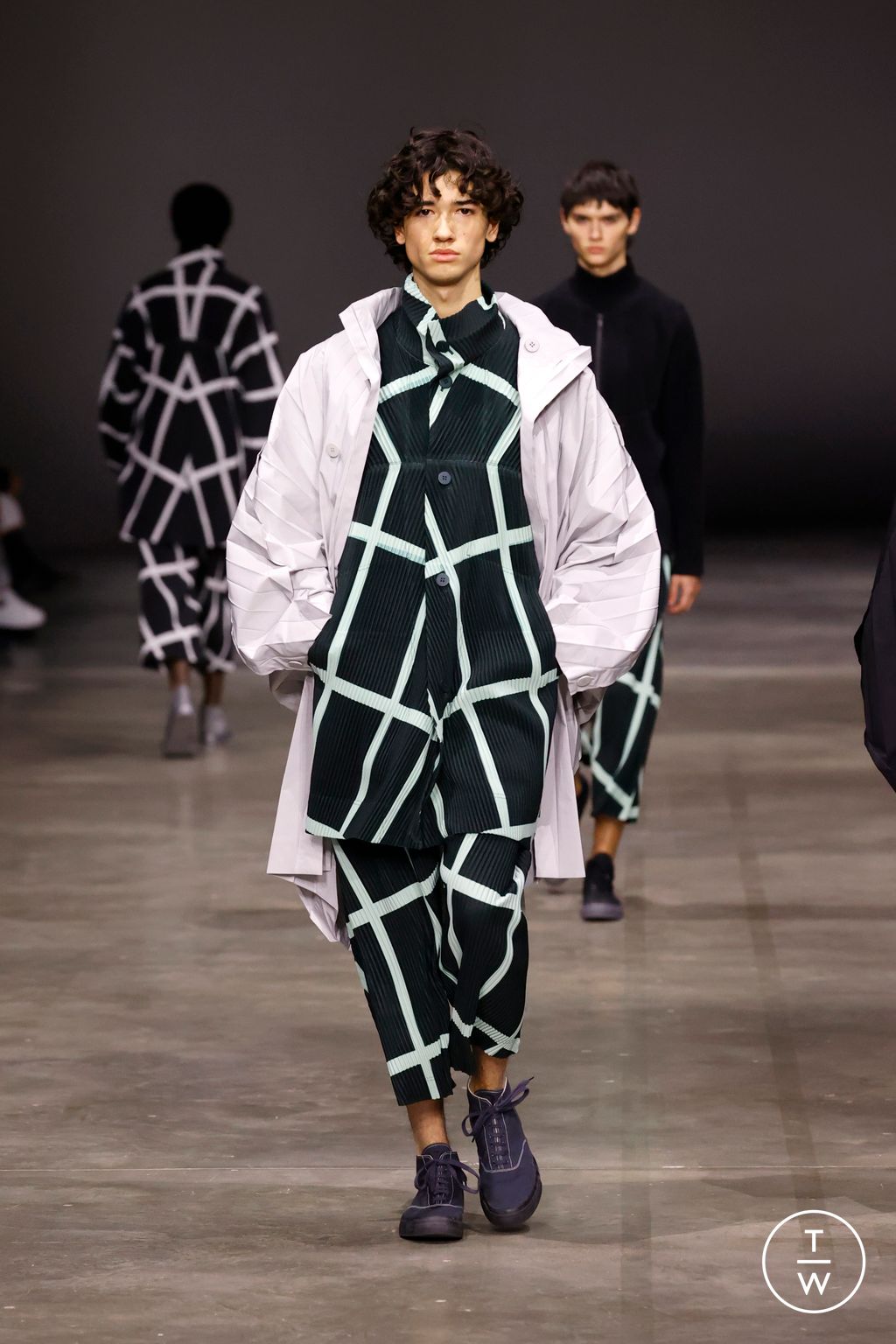 Fashion Week Paris Fall/Winter 2023 look 25 from the HOMME PLISSÉ ISSEY MIYAKE collection menswear