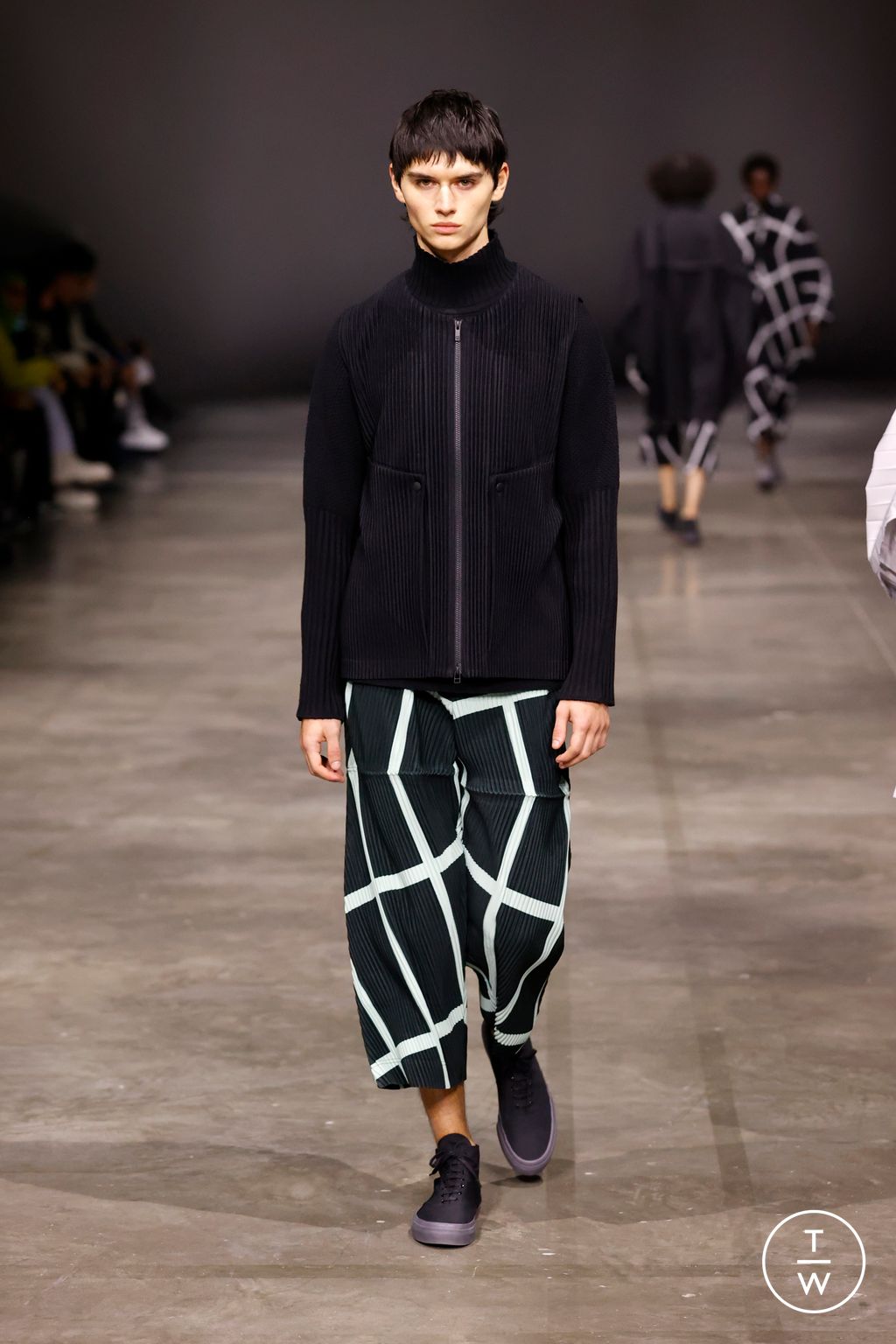 Fashion Week Paris Fall/Winter 2023 look 26 from the HOMME PLISSÉ ISSEY MIYAKE collection menswear