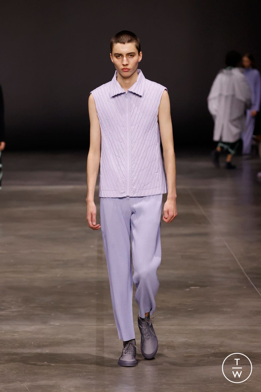 Fashion Week Paris Fall/Winter 2023 look 27 from the HOMME PLISSÉ ISSEY MIYAKE collection menswear