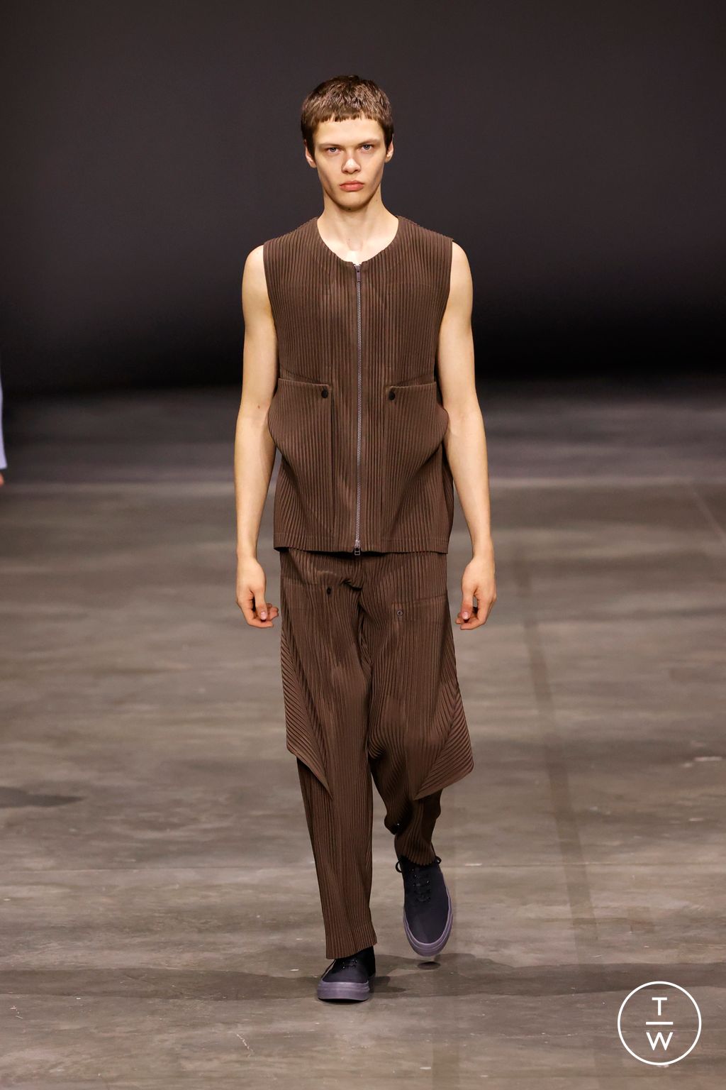 Fashion Week Paris Fall/Winter 2023 look 29 from the HOMME PLISSÉ ISSEY MIYAKE collection menswear