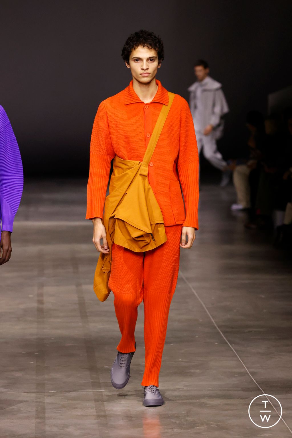 Fashion Week Paris Fall/Winter 2023 look 30 from the HOMME PLISSÉ ISSEY MIYAKE collection menswear