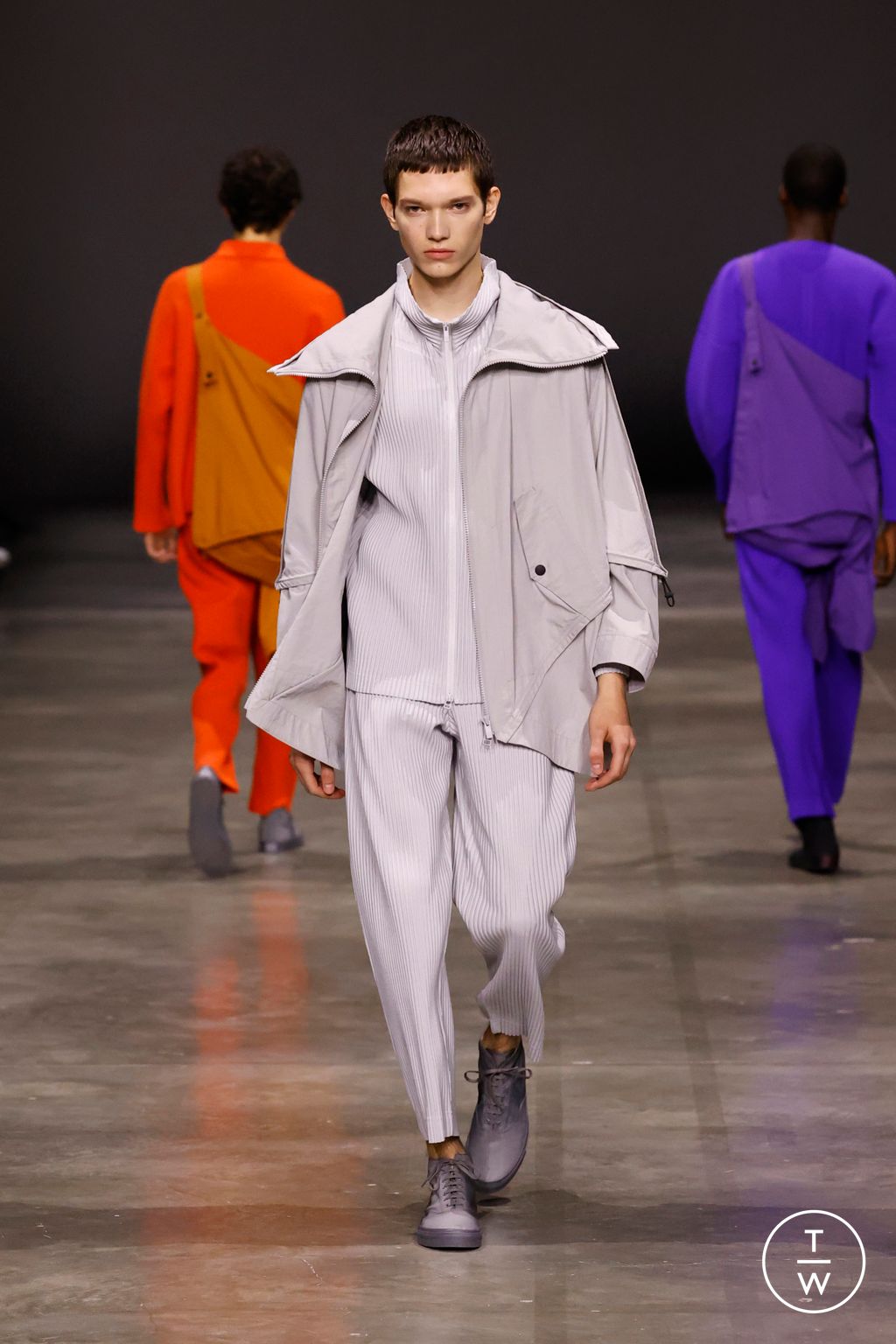 Fashion Week Paris Fall/Winter 2023 look 32 from the HOMME PLISSÉ ISSEY MIYAKE collection menswear