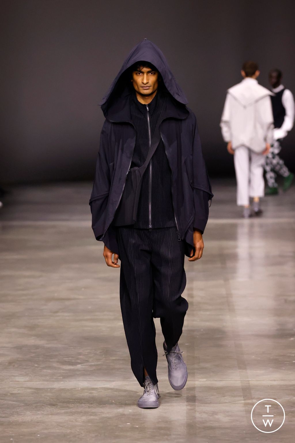 Fashion Week Paris Fall/Winter 2023 look 33 from the HOMME PLISSÉ ISSEY MIYAKE collection 男装