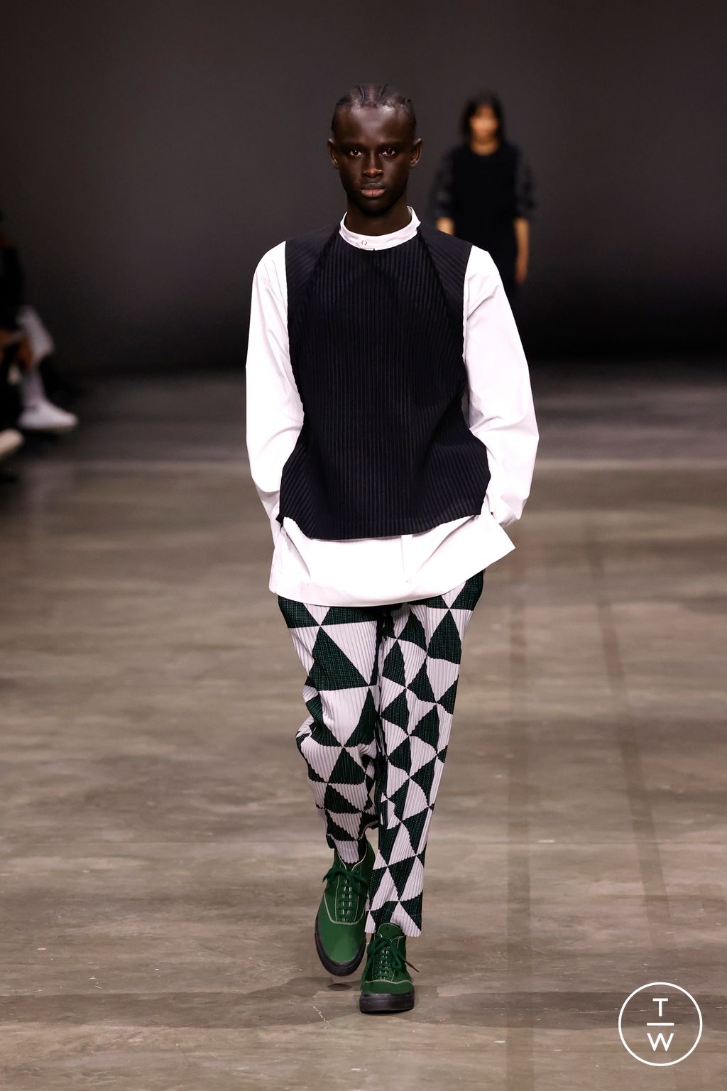 Fashion Week Paris Fall/Winter 2023 look 34 from the HOMME PLISSÉ ISSEY MIYAKE collection menswear