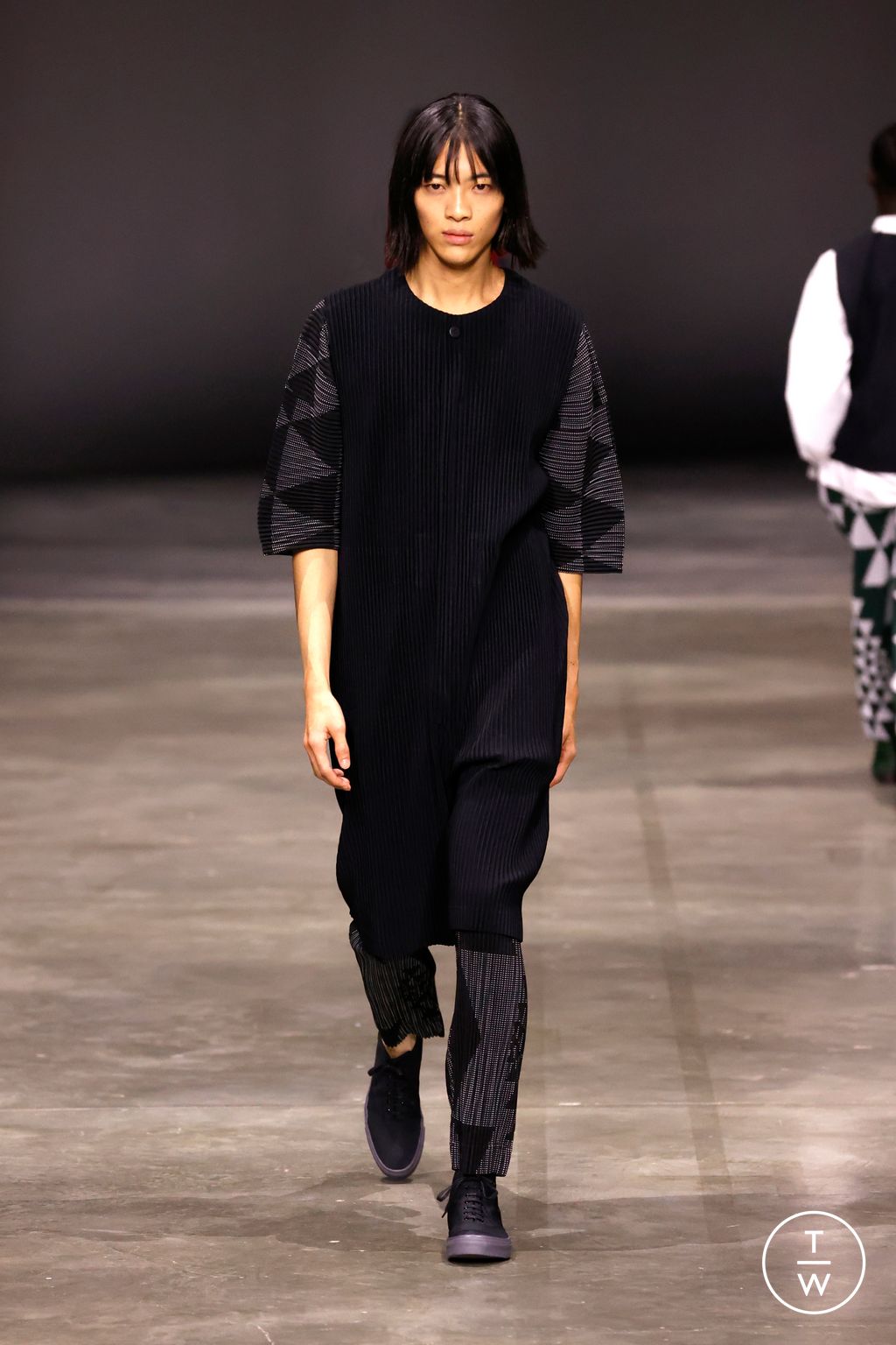 Fashion Week Paris Fall/Winter 2023 look 35 de la collection HOMME PLISSÉ ISSEY MIYAKE menswear