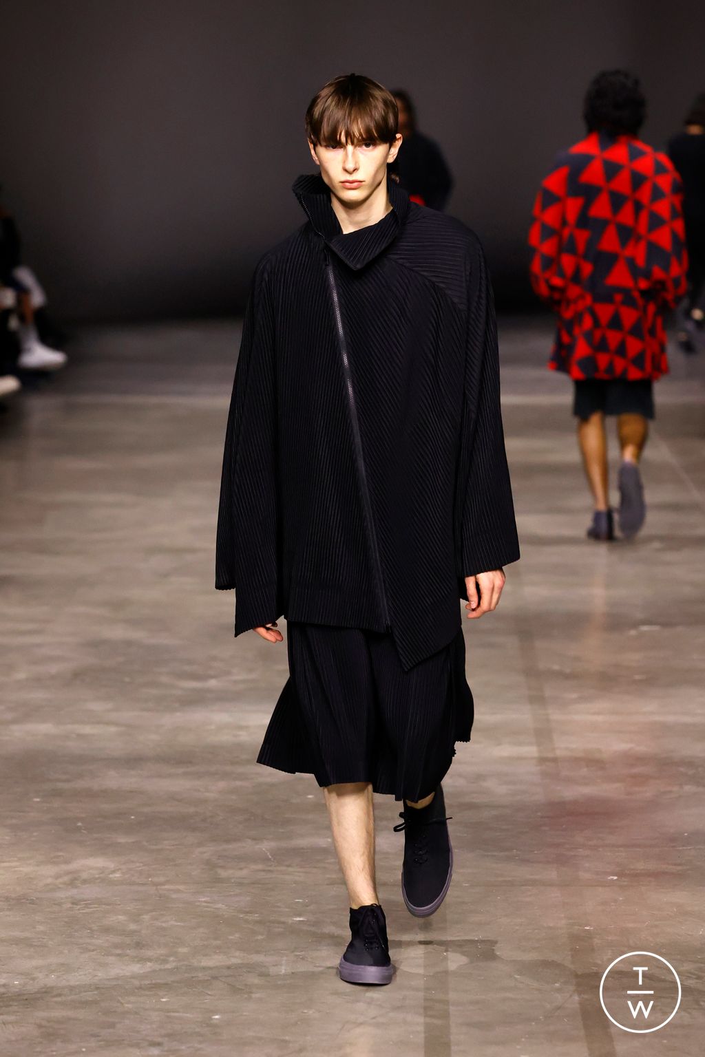 Fashion Week Paris Fall/Winter 2023 look 37 from the Homme Plissé Issey Miyake collection menswear