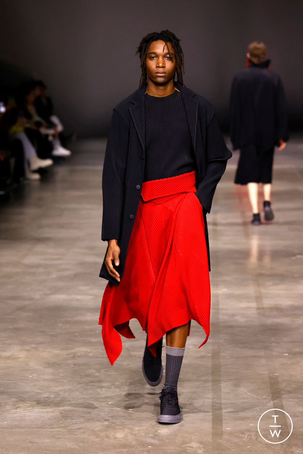Fashion Week Paris Fall/Winter 2023 look 38 from the HOMME PLISSÉ ISSEY MIYAKE collection menswear
