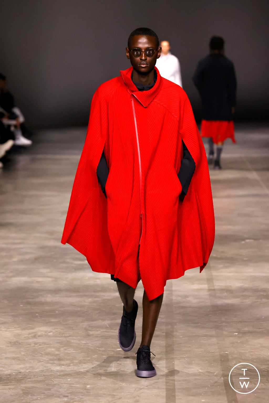 Fashion Week Paris Fall/Winter 2023 look 39 from the HOMME PLISSÉ ISSEY MIYAKE collection menswear