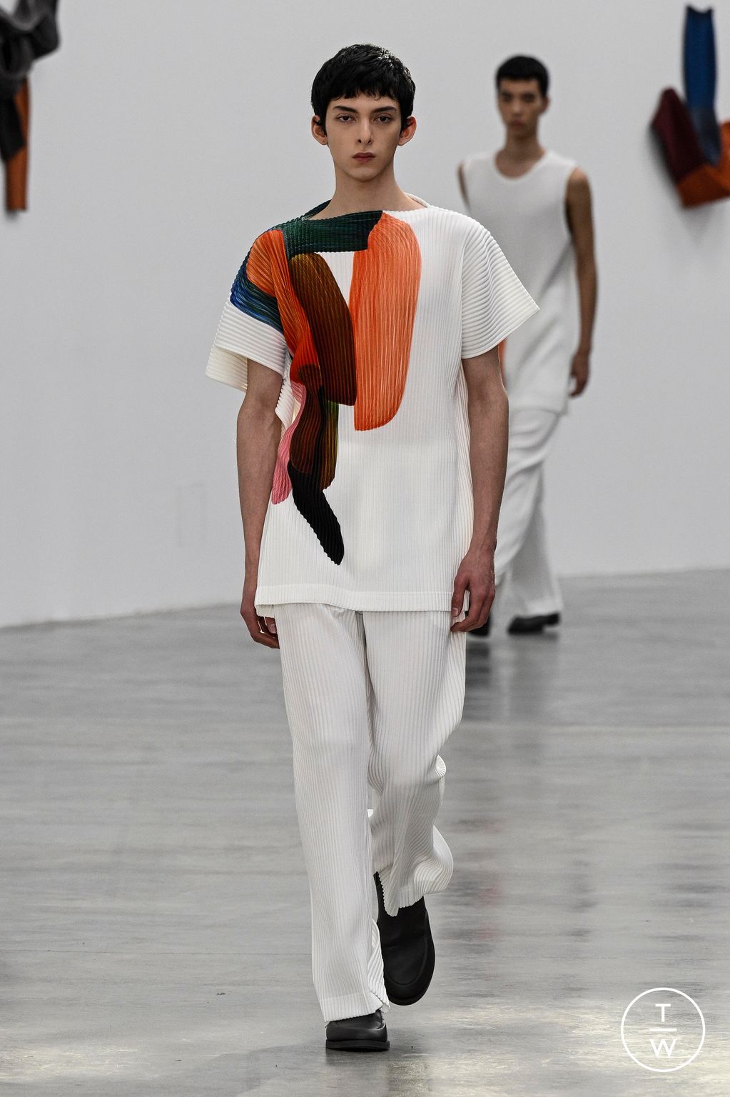 Fashion Week Paris Fall/Winter 2024 look 1 from the HOMME PLISSÉ ISSEY MIYAKE collection menswear