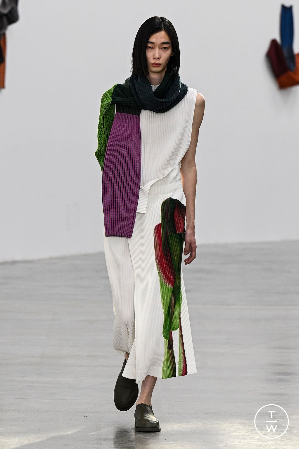 Fashion Week Paris Fall/Winter 2024 look 4 from the HOMME PLISSÉ ISSEY MIYAKE collection menswear