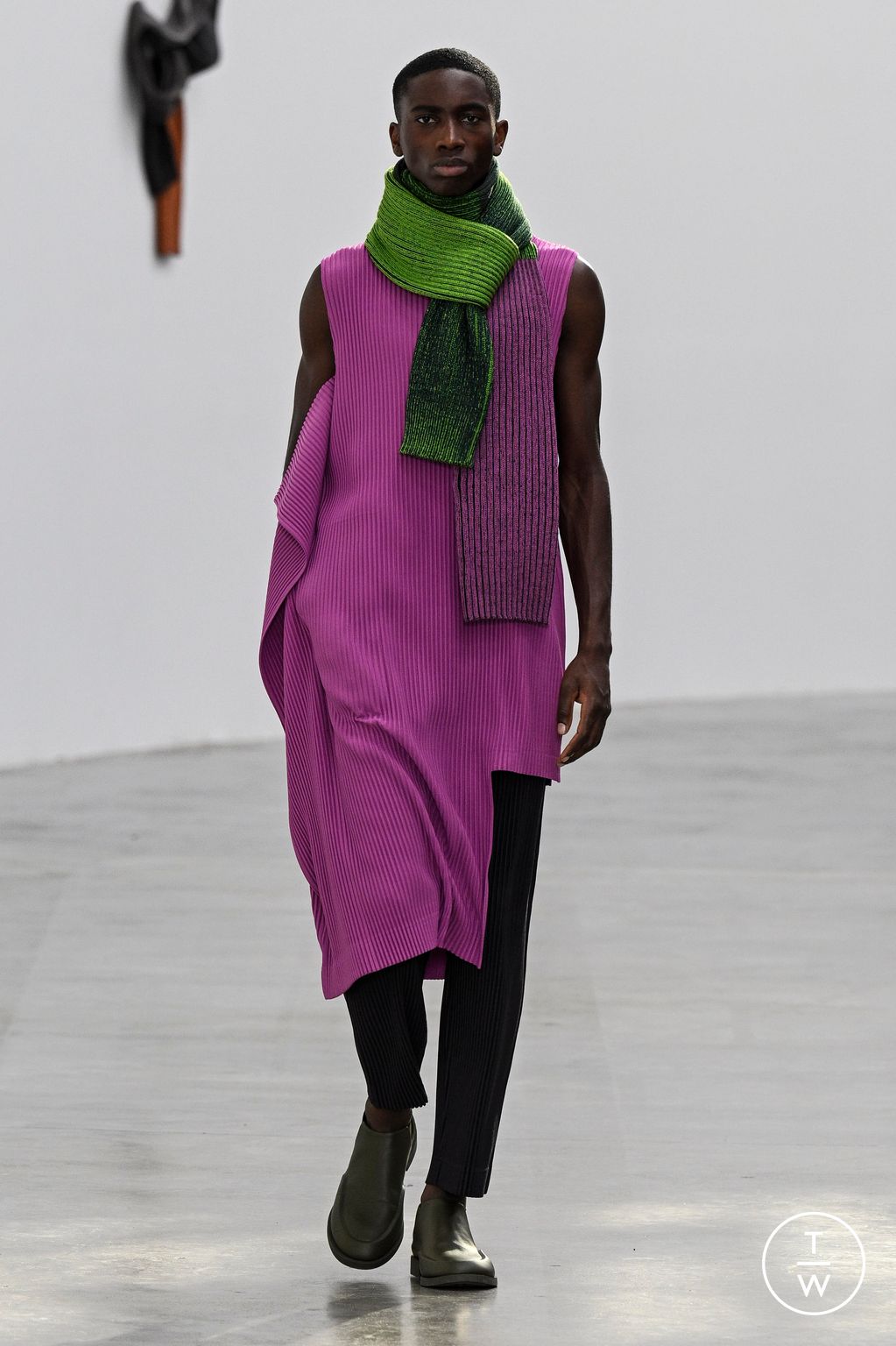 Fashion Week Paris Fall/Winter 2024 look 5 from the HOMME PLISSÉ ISSEY MIYAKE collection 男装