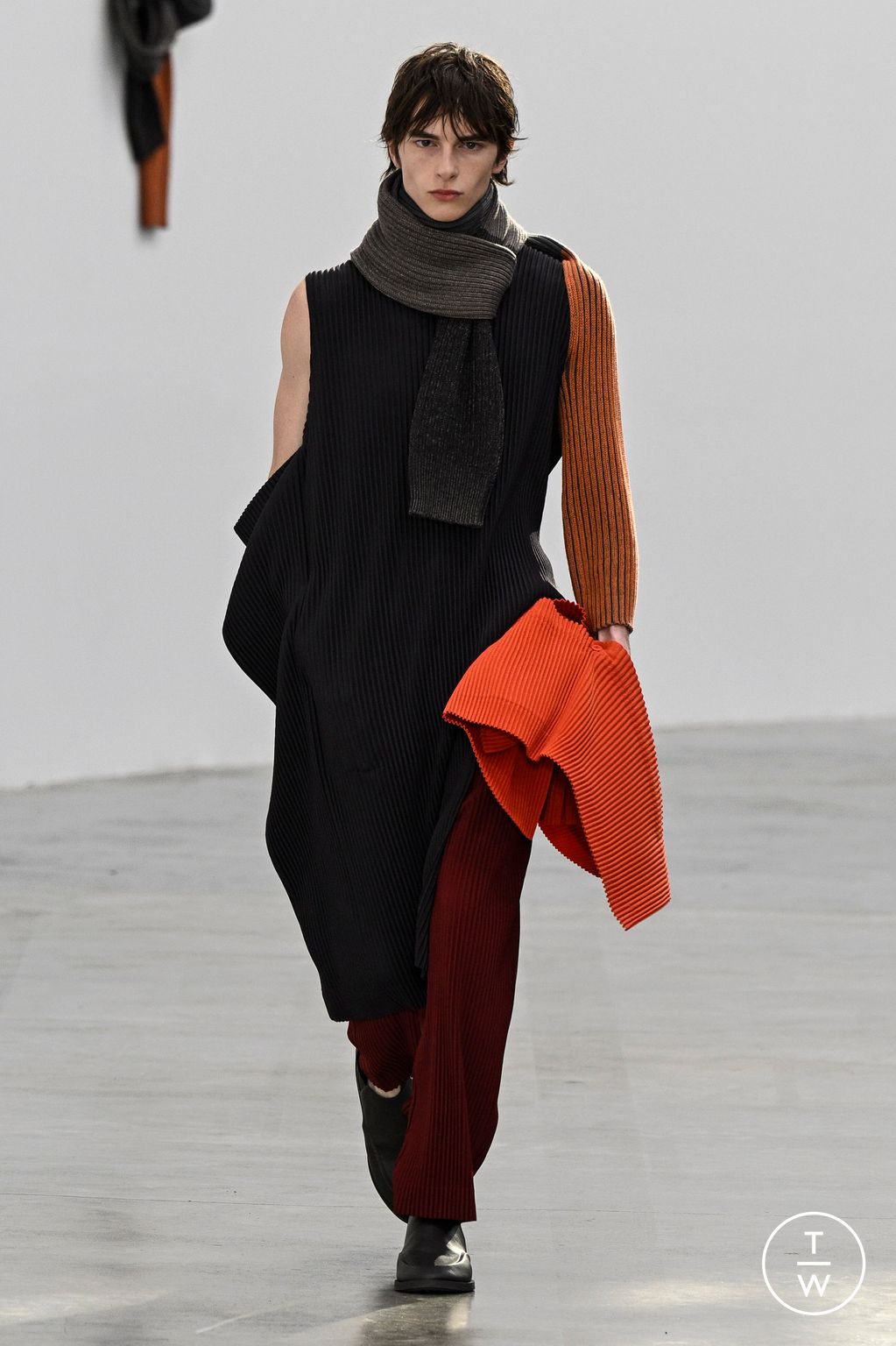 Fashion Week Paris Fall/Winter 2024 look 6 from the HOMME PLISSÉ ISSEY MIYAKE collection menswear
