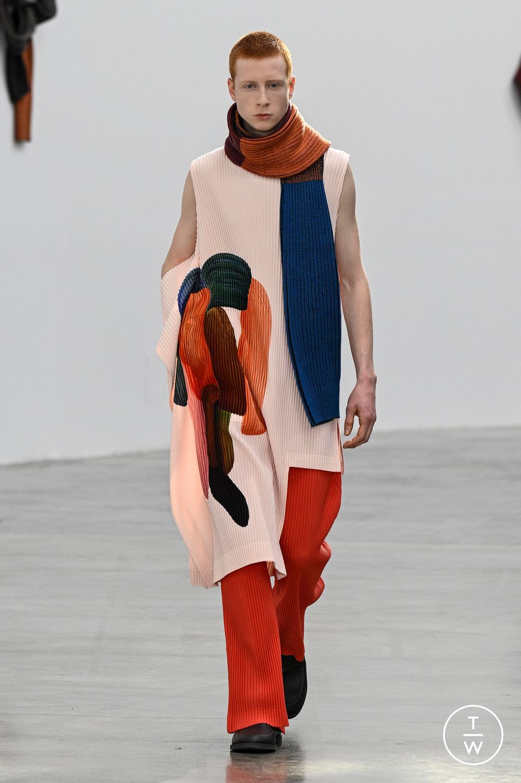 Fashion Week Paris Fall/Winter 2024 look 7 from the HOMME PLISSÉ ISSEY MIYAKE collection menswear