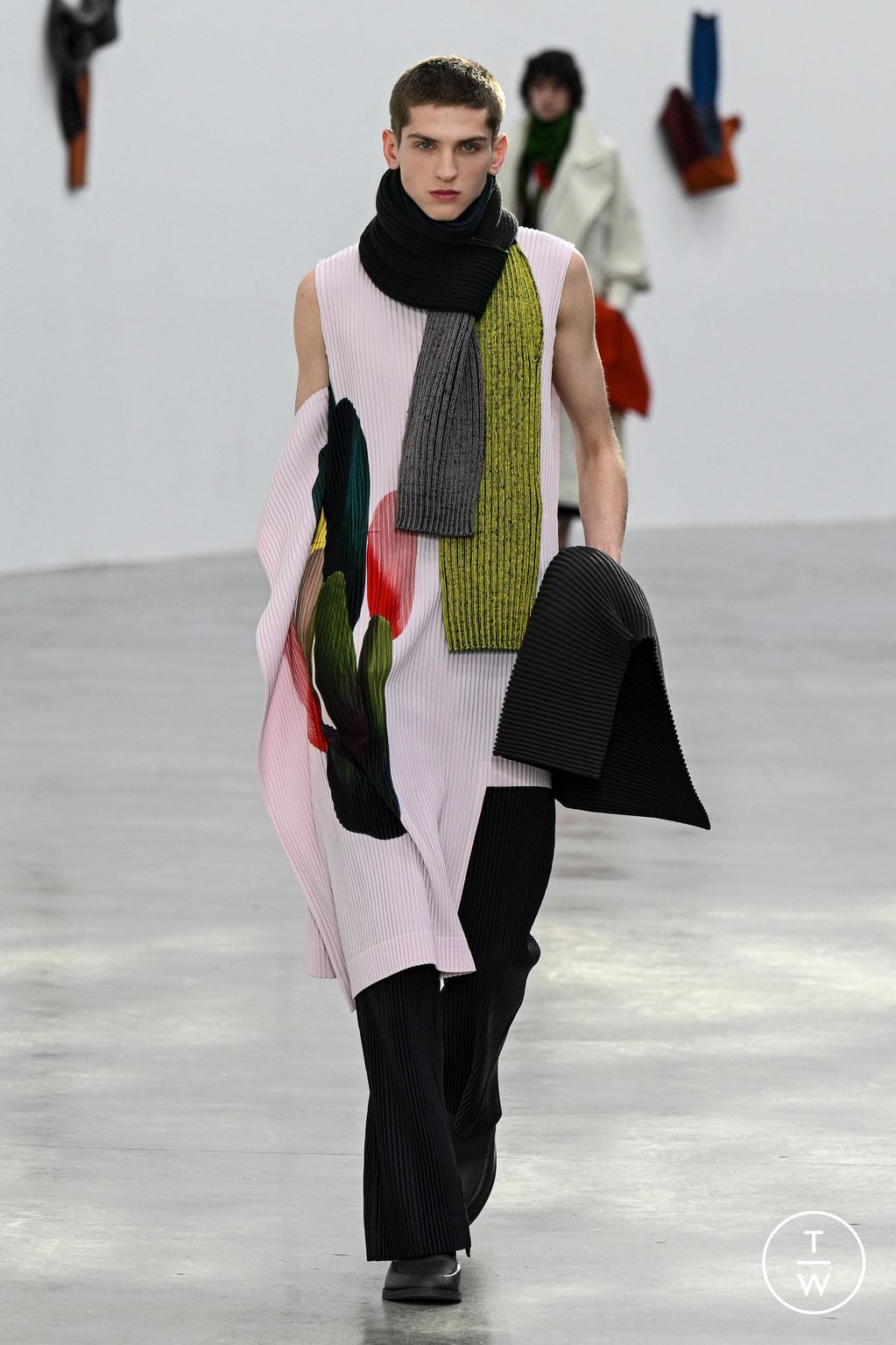 Fashion Week Paris Fall/Winter 2024 look 8 from the HOMME PLISSÉ ISSEY MIYAKE collection menswear