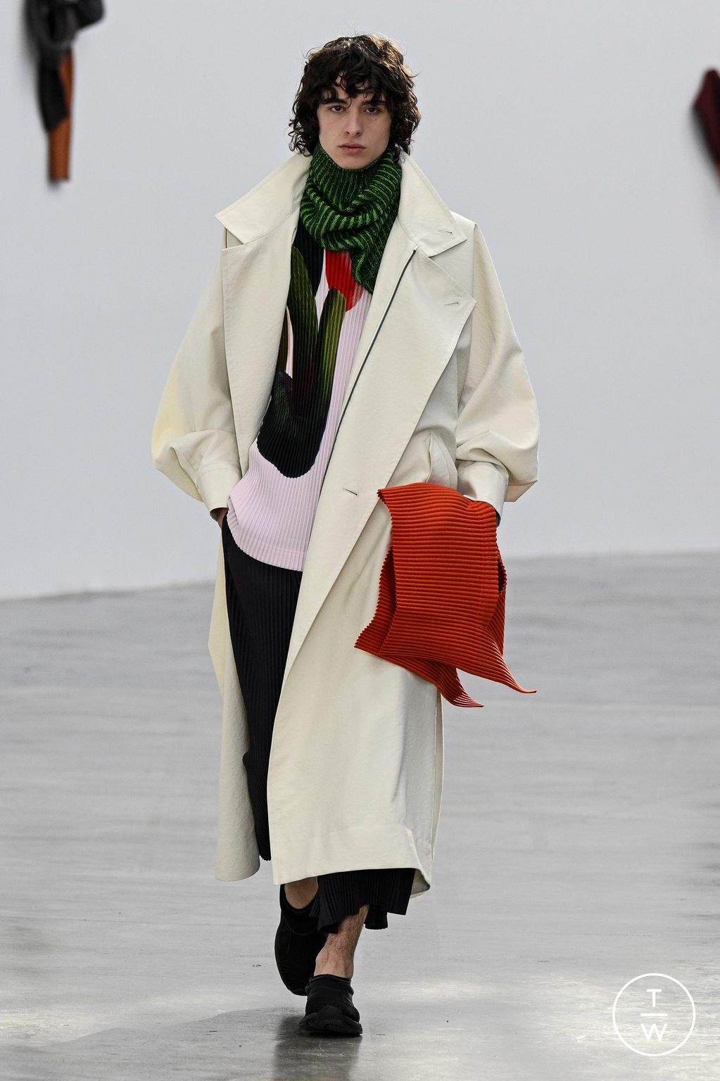 Fashion Week Paris Fall/Winter 2024 look 9 from the HOMME PLISSÉ ISSEY MIYAKE collection menswear