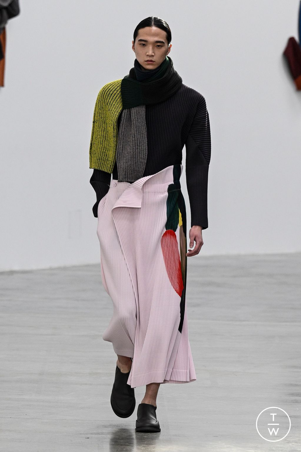 Fashion Week Paris Fall/Winter 2024 look 10 from the HOMME PLISSÉ ISSEY MIYAKE collection menswear
