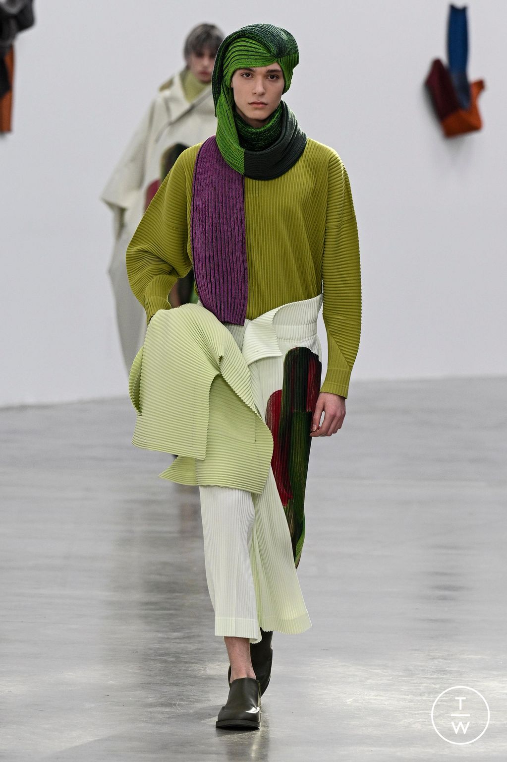 Fashion Week Paris Fall/Winter 2024 look 11 from the HOMME PLISSÉ ISSEY MIYAKE collection menswear