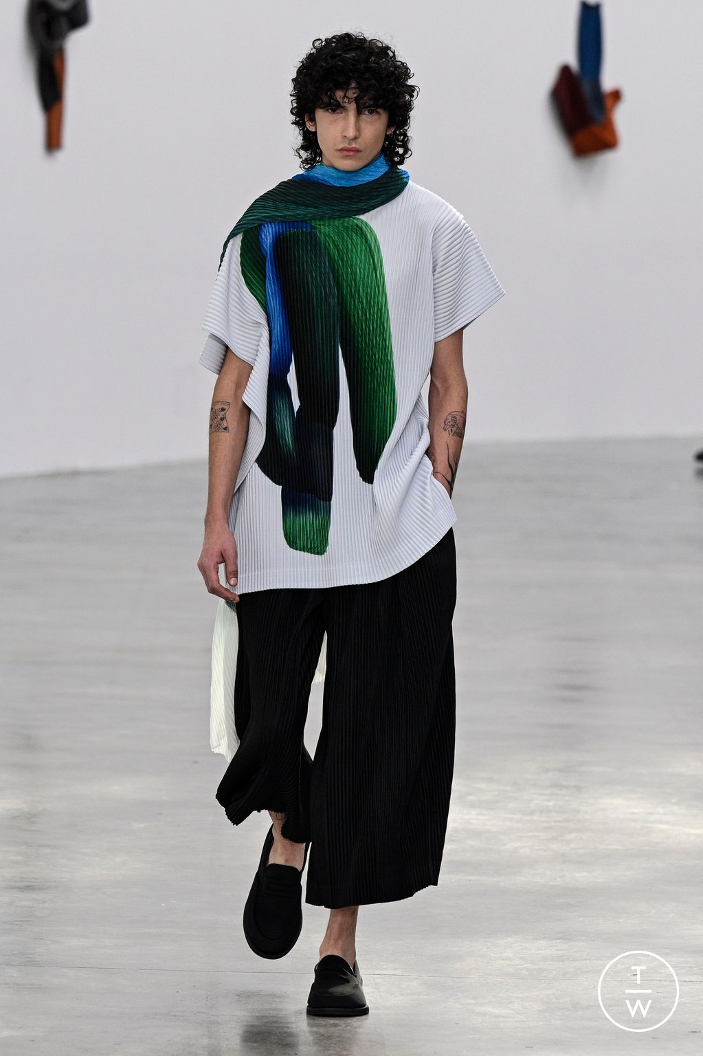 Fashion Week Paris Fall/Winter 2024 look 14 from the HOMME PLISSÉ ISSEY MIYAKE collection 男装