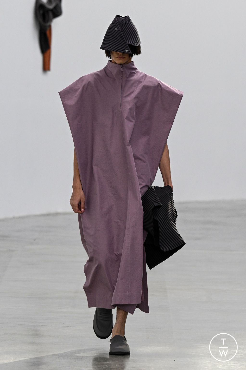 Fashion Week Paris Fall/Winter 2024 look 15 from the HOMME PLISSÉ ISSEY MIYAKE collection 男装