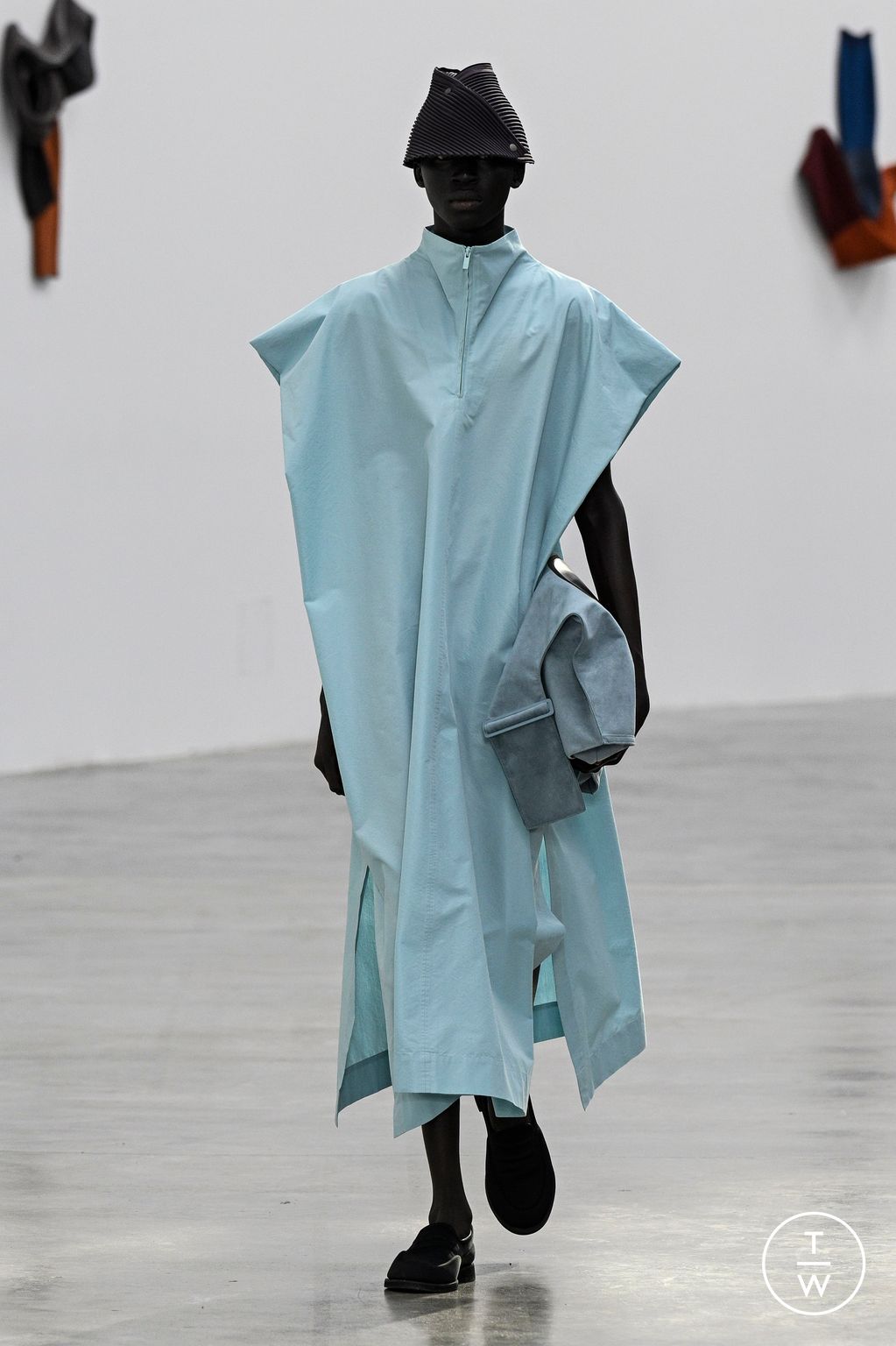 Fashion Week Paris Fall/Winter 2024 look 16 from the HOMME PLISSÉ ISSEY MIYAKE collection menswear