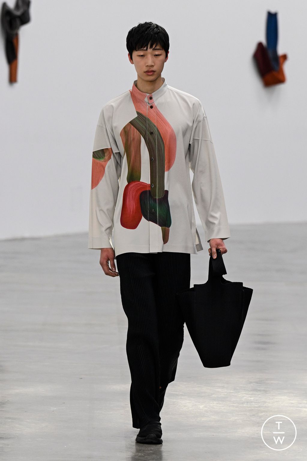 Fashion Week Paris Fall/Winter 2024 look 17 from the HOMME PLISSÉ ISSEY MIYAKE collection menswear