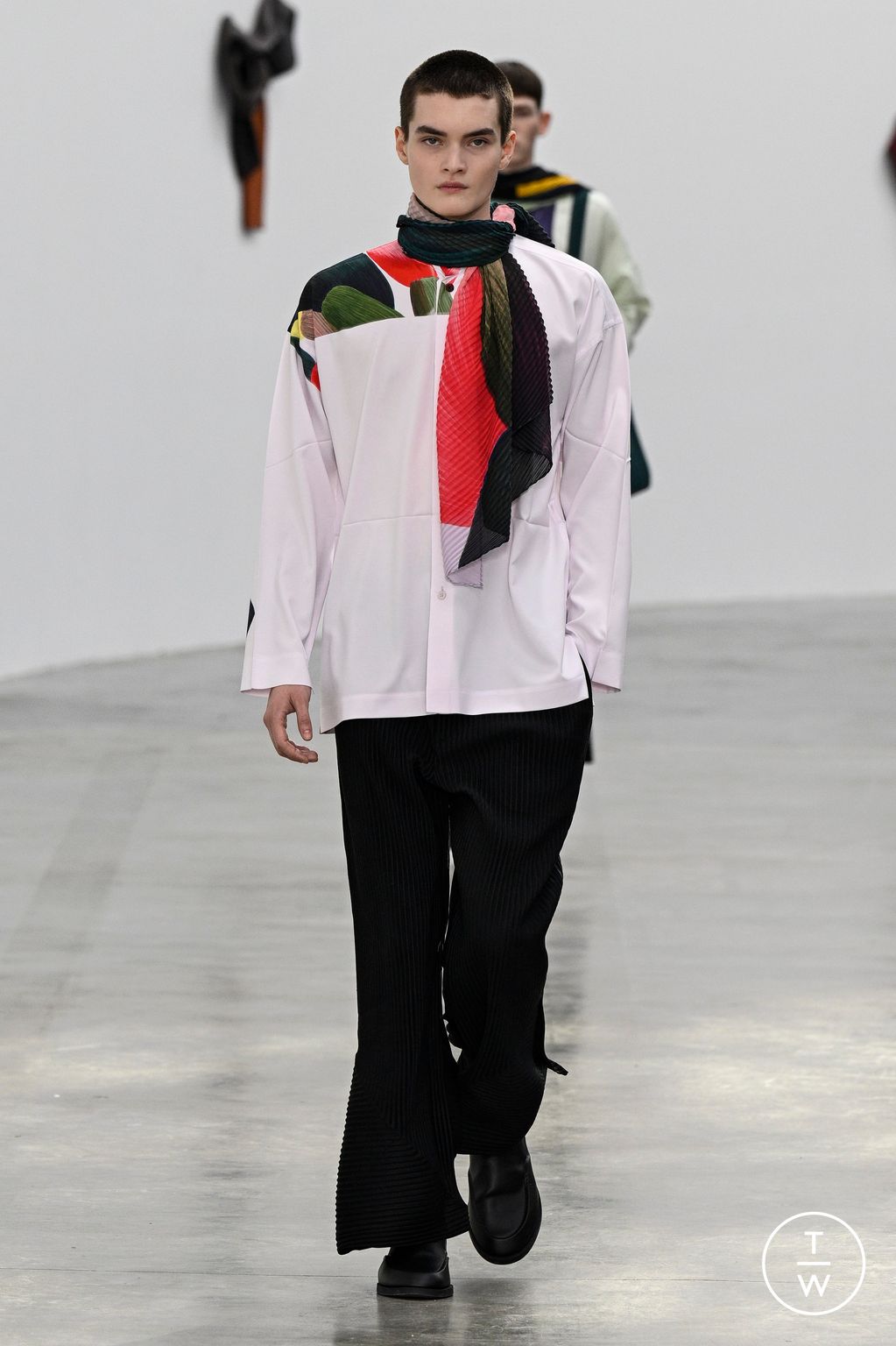 Fashion Week Paris Fall/Winter 2024 look 18 from the HOMME PLISSÉ ISSEY MIYAKE collection menswear