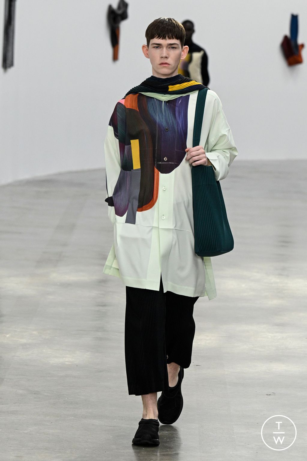 Fashion Week Paris Fall/Winter 2024 look 19 from the HOMME PLISSÉ ISSEY MIYAKE collection 男装