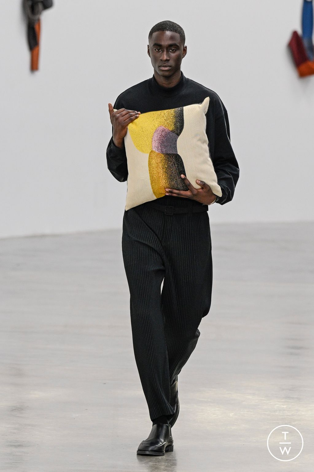 Fashion Week Paris Fall/Winter 2024 look 20 from the HOMME PLISSÉ ISSEY MIYAKE collection 男装