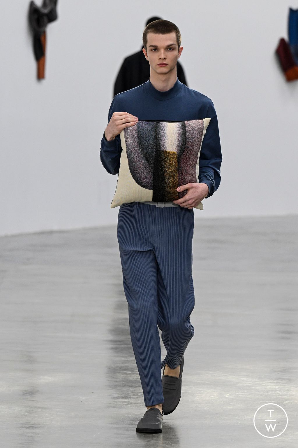 Fashion Week Paris Fall/Winter 2024 look 21 from the HOMME PLISSÉ ISSEY MIYAKE collection 男装