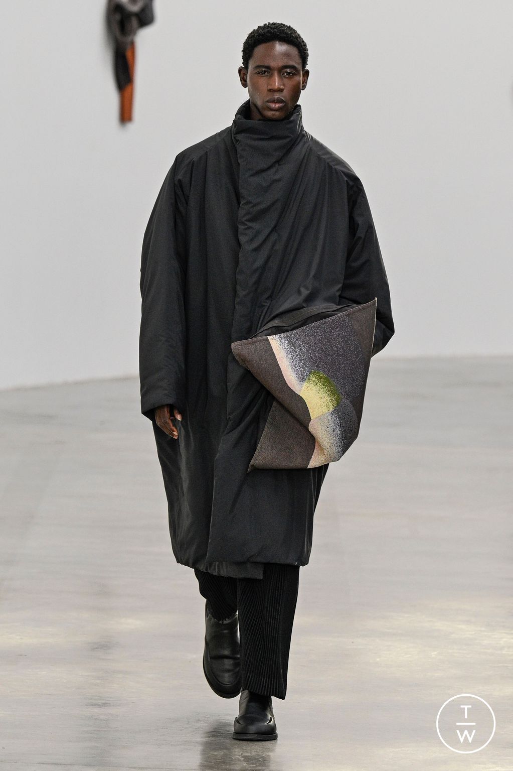 Fashion Week Paris Fall/Winter 2024 look 22 from the HOMME PLISSÉ ISSEY MIYAKE collection 男装