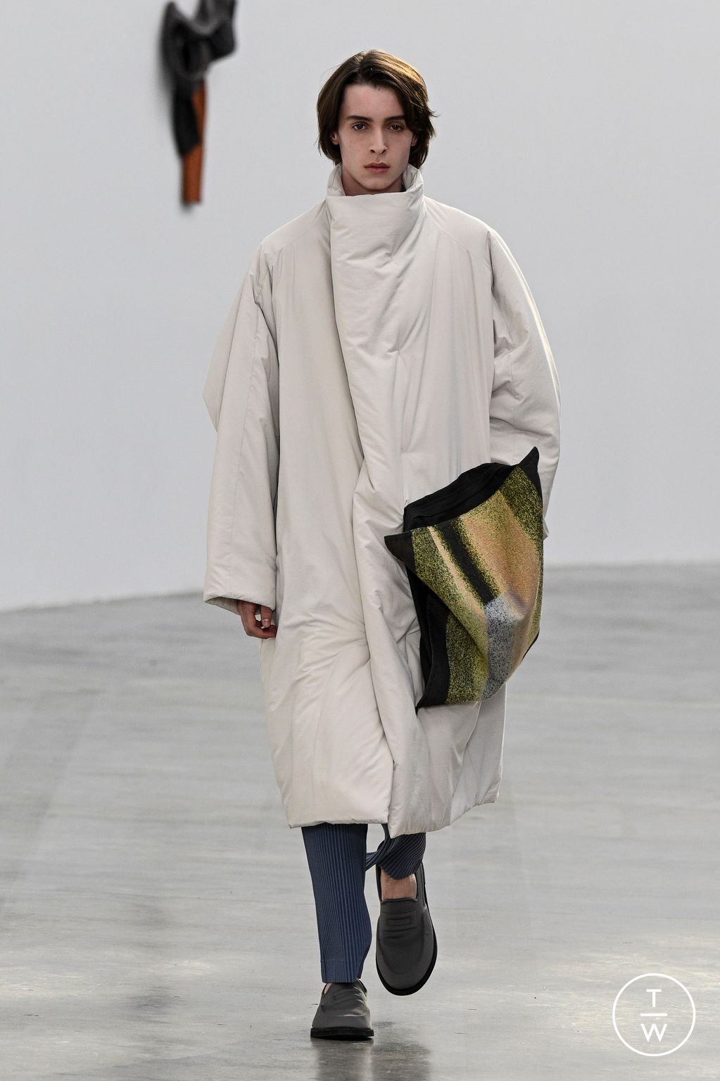 Fashion Week Paris Fall/Winter 2024 look 23 from the HOMME PLISSÉ ISSEY MIYAKE collection 男装
