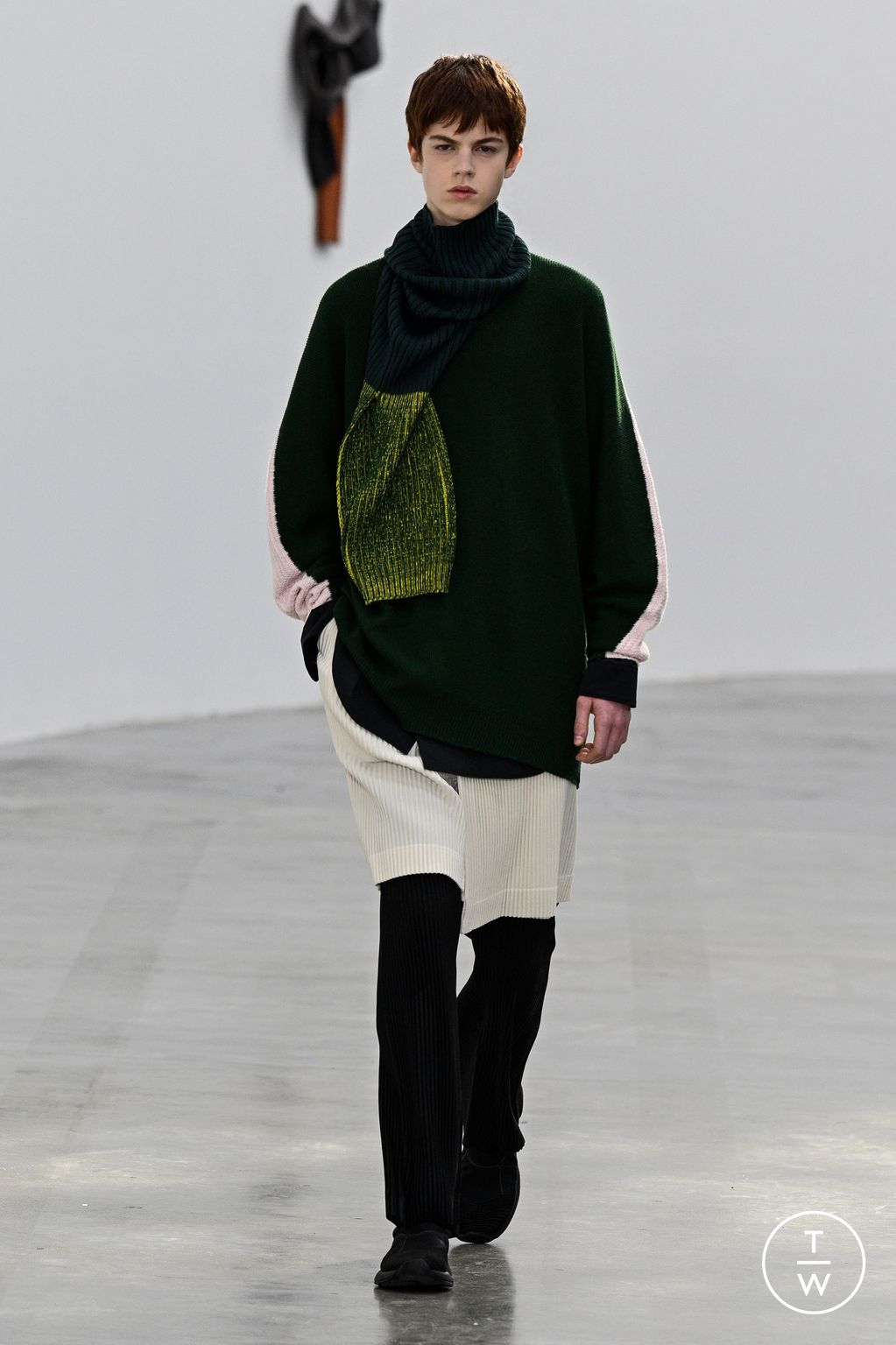 Fashion Week Paris Fall/Winter 2024 look 24 from the HOMME PLISSÉ ISSEY MIYAKE collection menswear