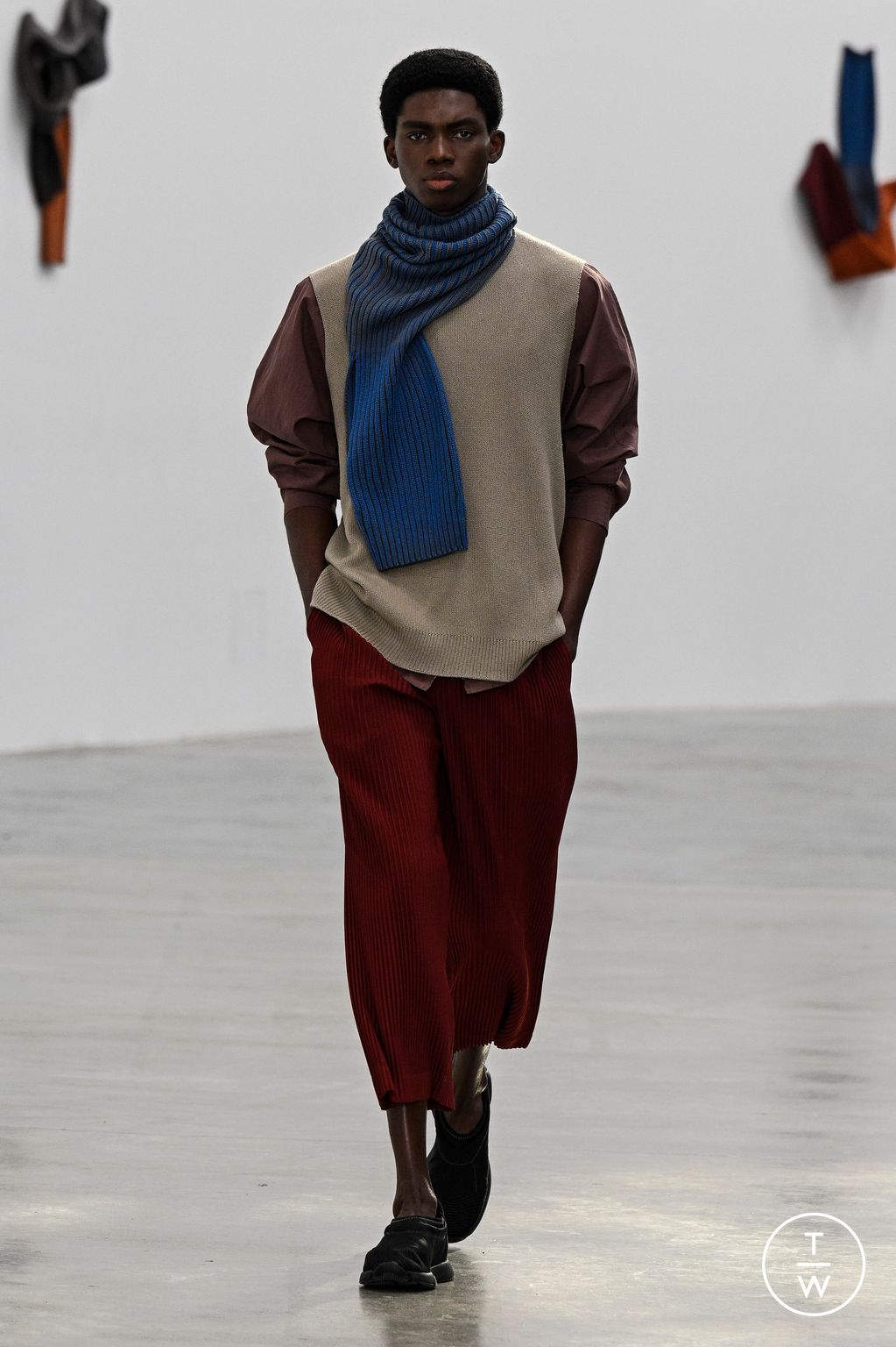 Fashion Week Paris Fall/Winter 2024 look 25 from the HOMME PLISSÉ ISSEY MIYAKE collection 男装