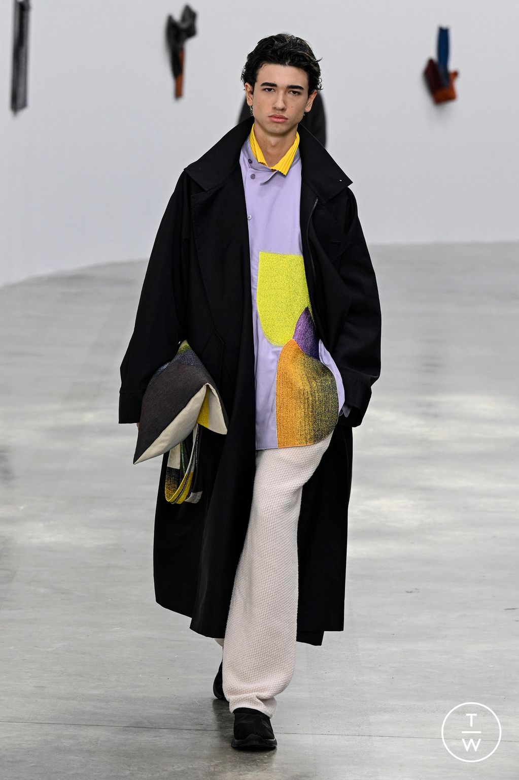 Fashion Week Paris Fall/Winter 2024 look 27 from the HOMME PLISSÉ ISSEY MIYAKE collection 男装