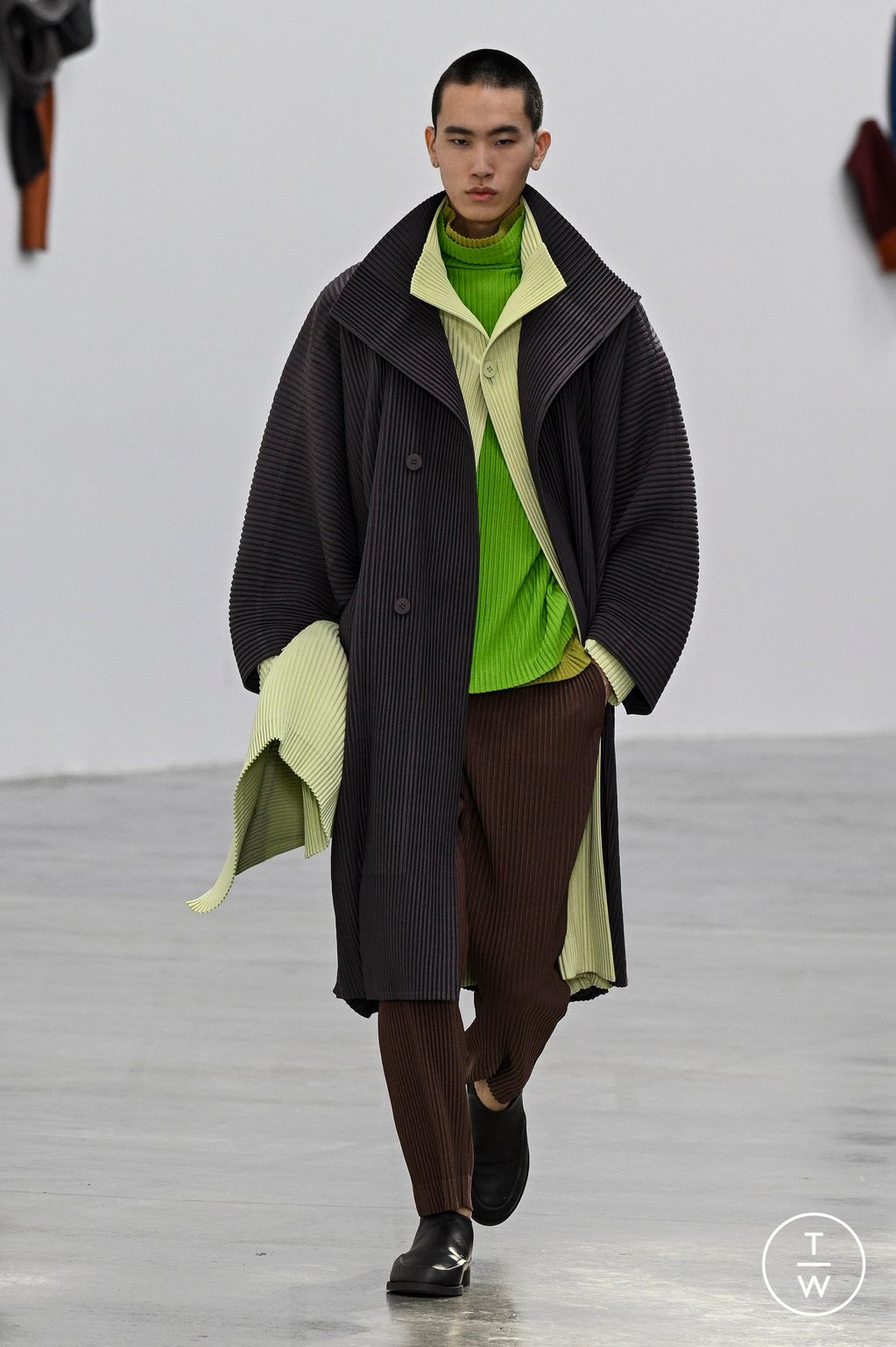 Fashion Week Paris Fall/Winter 2024 look 28 from the HOMME PLISSÉ ISSEY MIYAKE collection menswear