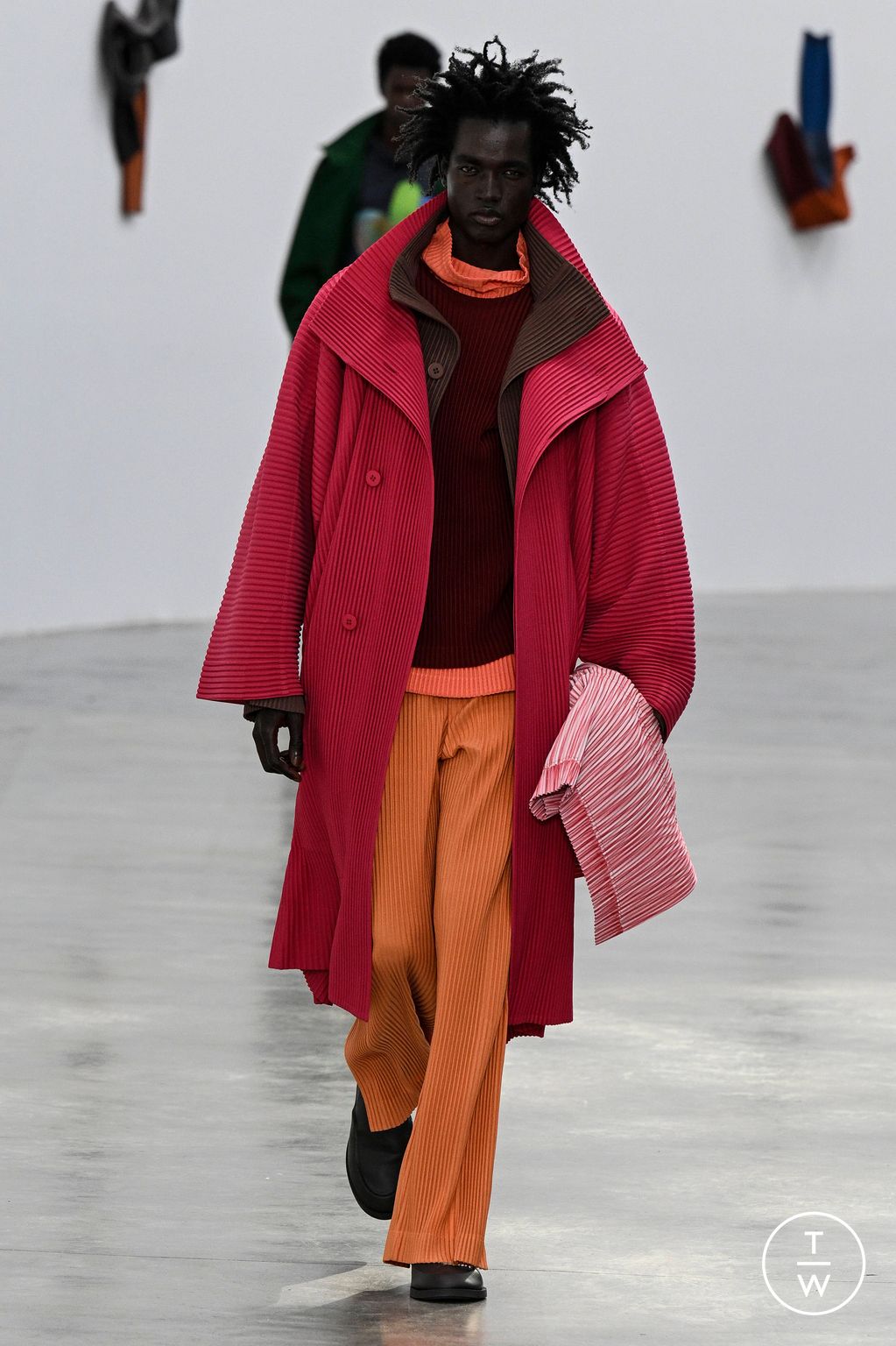 Fashion Week Paris Fall/Winter 2024 look 29 from the HOMME PLISSÉ ISSEY MIYAKE collection menswear