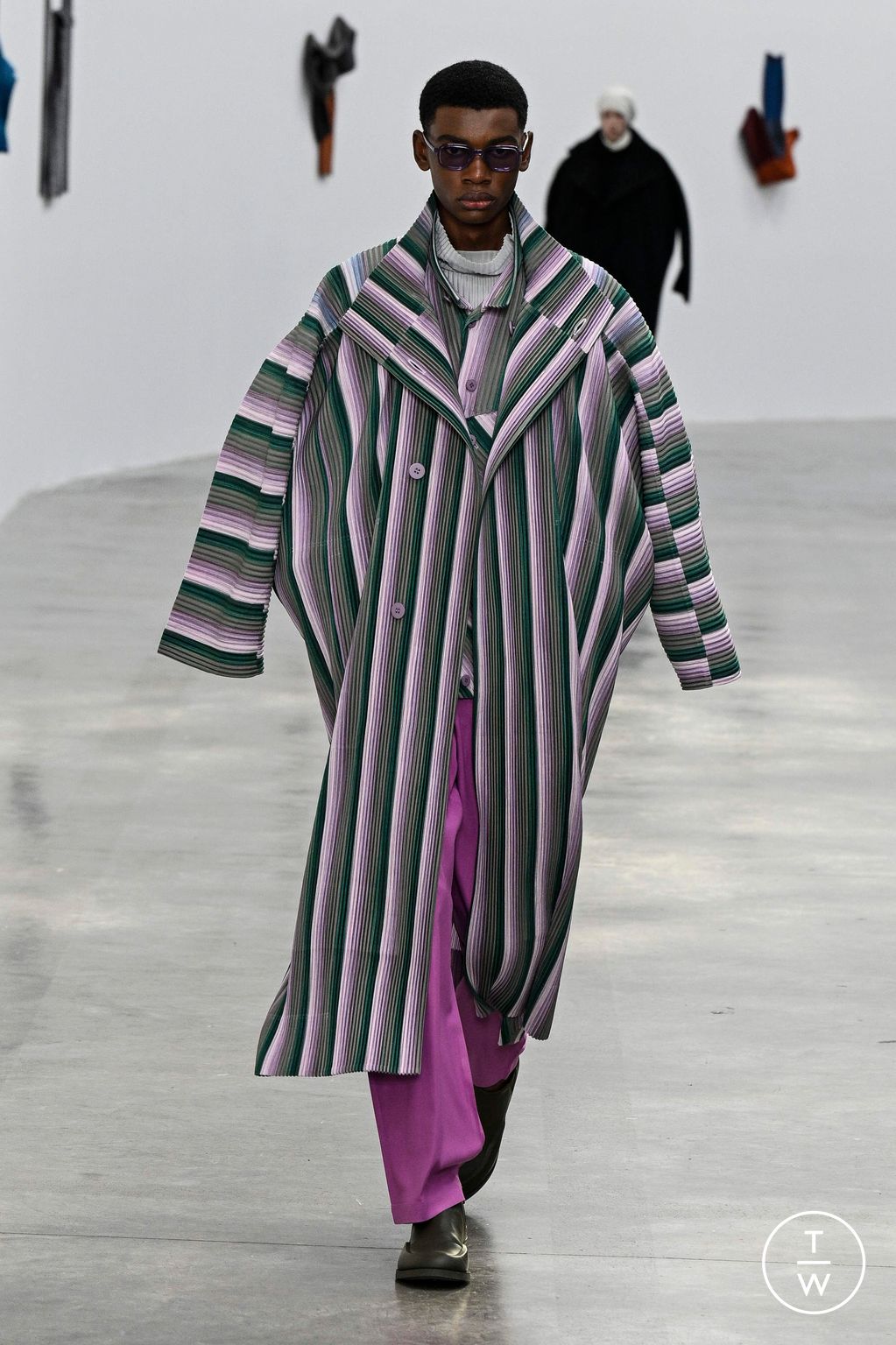 Fashion Week Paris Fall/Winter 2024 look 31 from the HOMME PLISSÉ ISSEY MIYAKE collection menswear