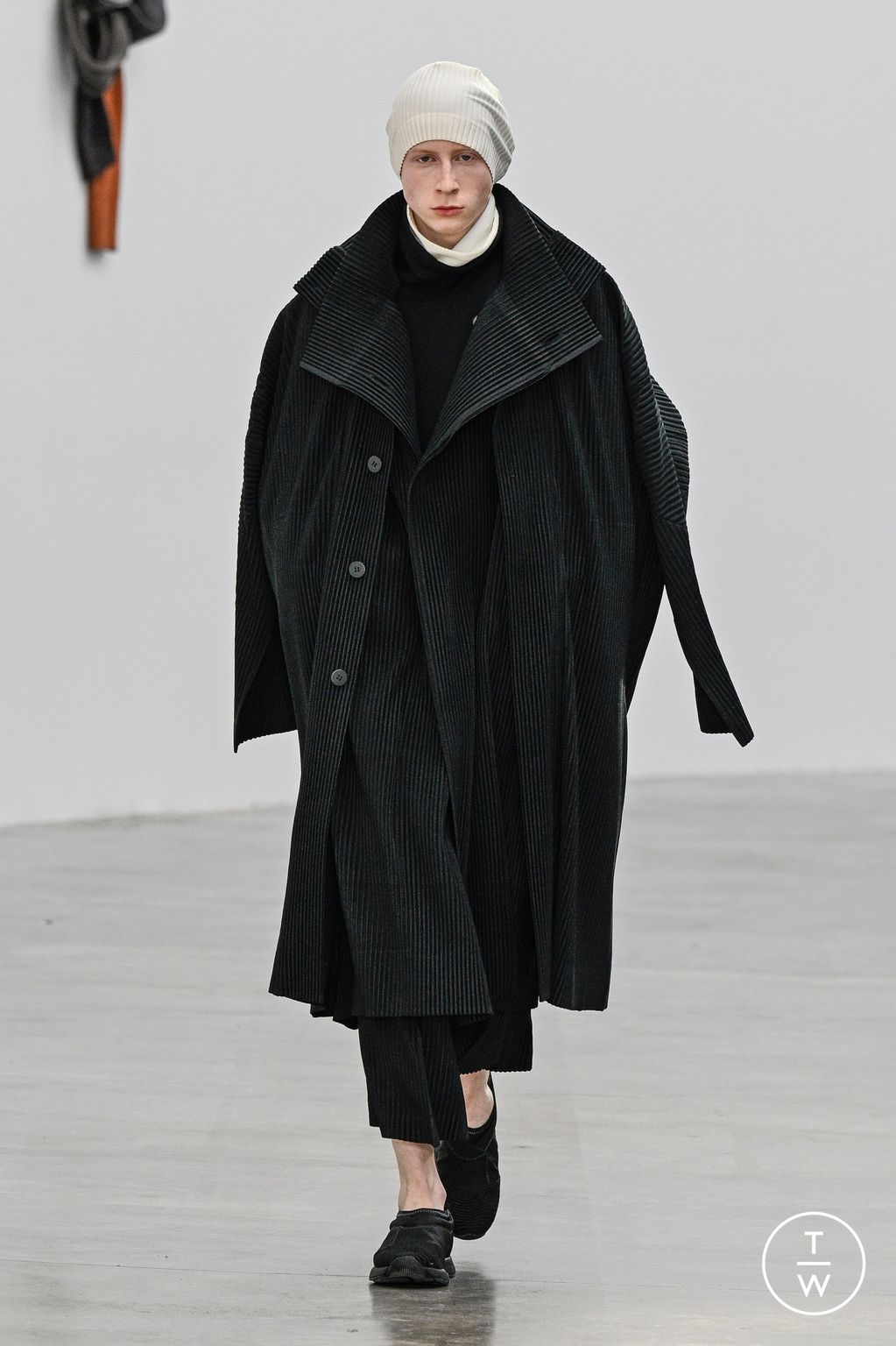 Fashion Week Paris Fall/Winter 2024 look 32 from the HOMME PLISSÉ ISSEY MIYAKE collection 男装