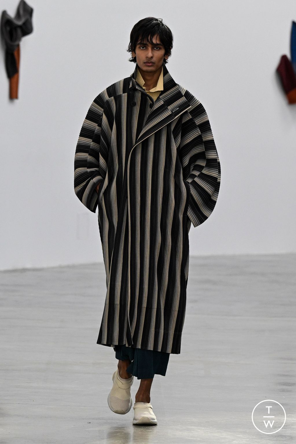 Fashion Week Paris Fall/Winter 2024 look 33 from the HOMME PLISSÉ ISSEY MIYAKE collection 男装