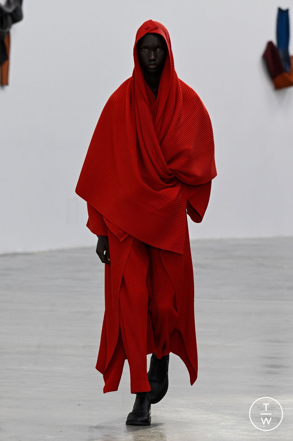 Fashion Week Paris Fall/Winter 2024 look 34 from the HOMME PLISSÉ ISSEY MIYAKE collection 男装