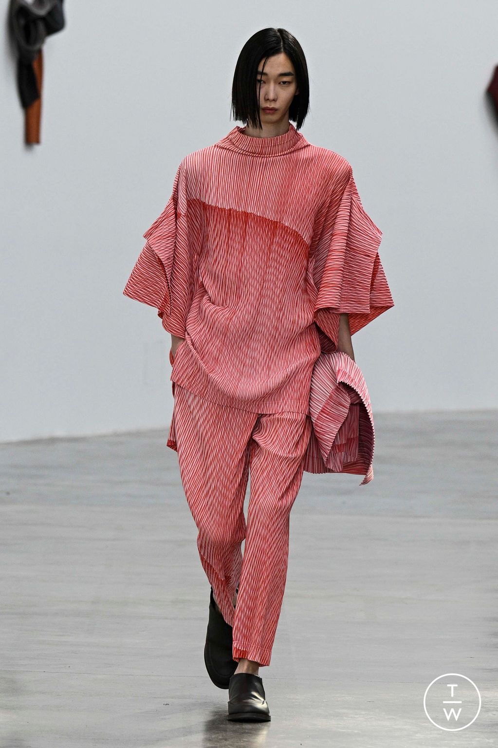 Fashion Week Paris Fall/Winter 2024 look 35 from the HOMME PLISSÉ ISSEY MIYAKE collection menswear