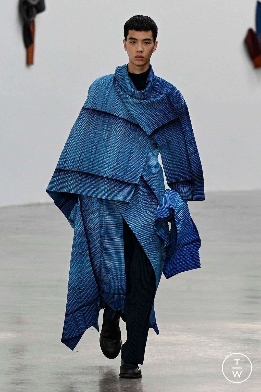 Fashion Week Paris Fall/Winter 2024 look 36 from the HOMME PLISSÉ ISSEY MIYAKE collection 男装