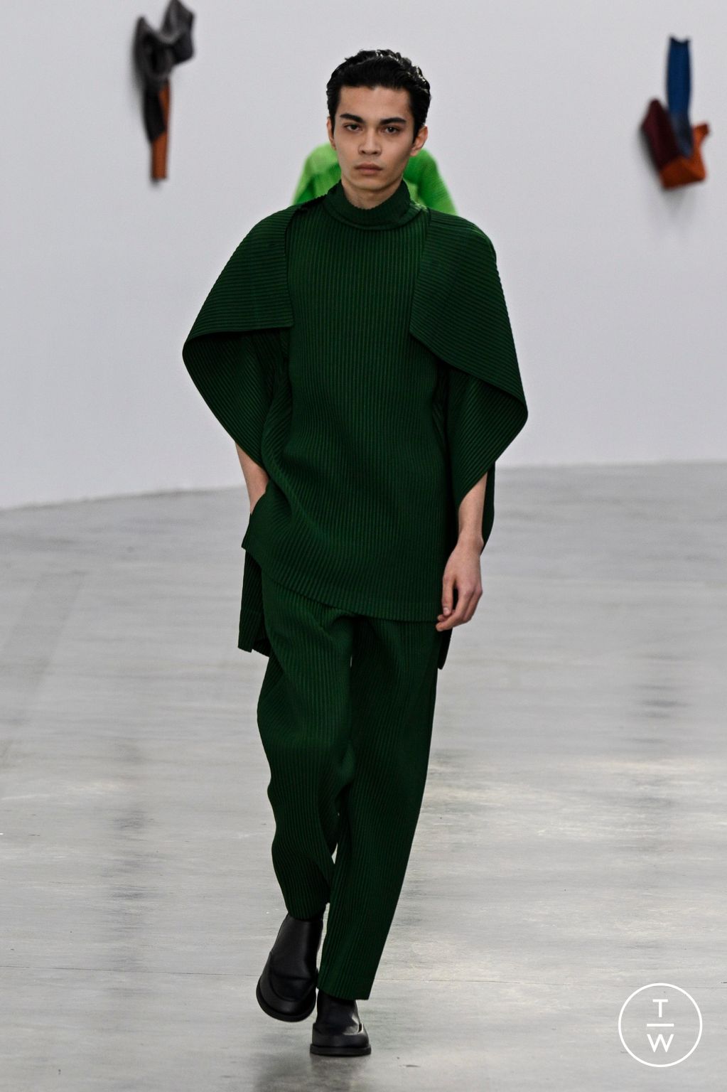 Fashion Week Paris Fall/Winter 2024 look 37 from the HOMME PLISSÉ ISSEY MIYAKE collection 男装